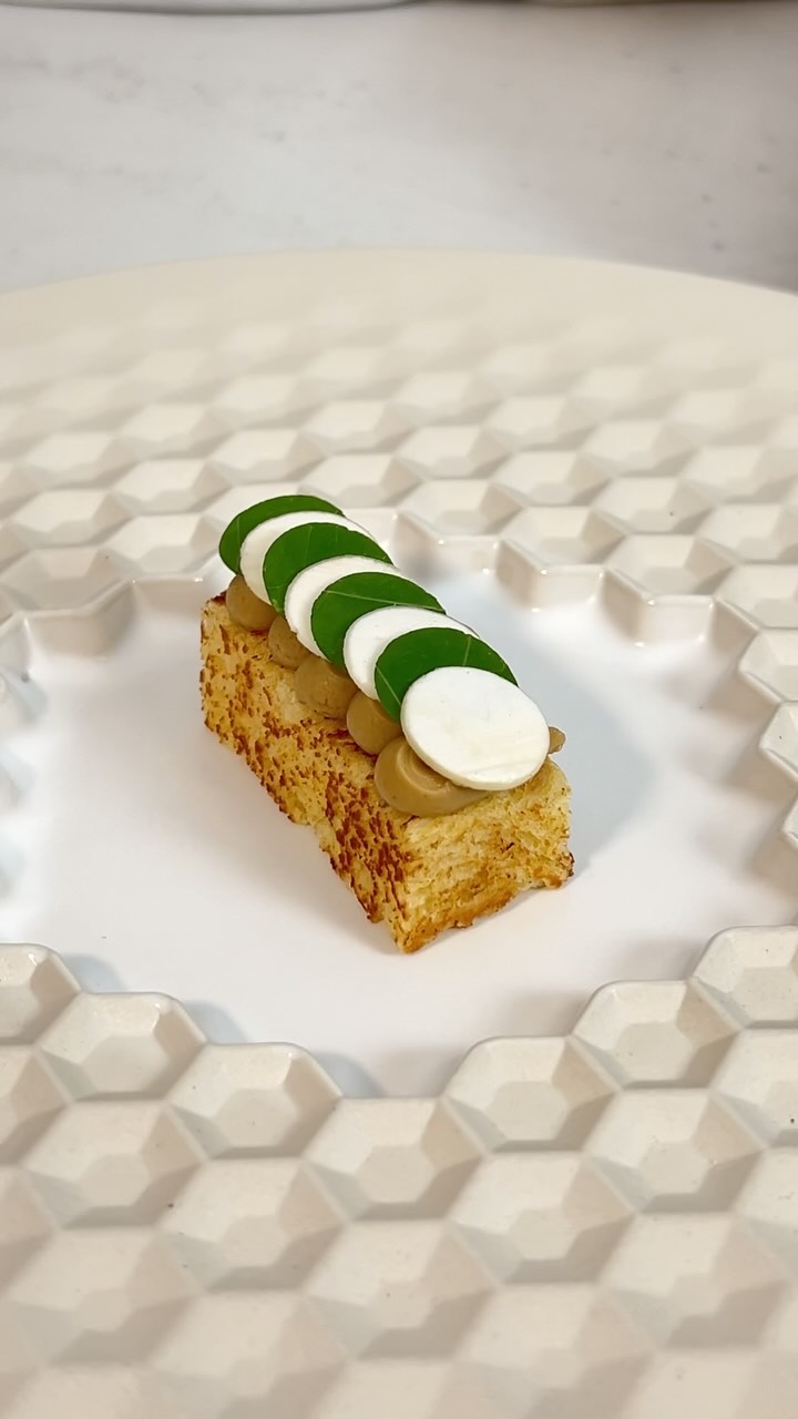 Mushroom canapé 🤩
A nice buttery brioche with a very heavy mushroom cream fresh und pickled mushrooms and nasturtium leaves
Recipe on my gronda profile (link in bio)
@gronda @artilugis.studio
#gronda #recipe #sandrascheidl #culinaryarts