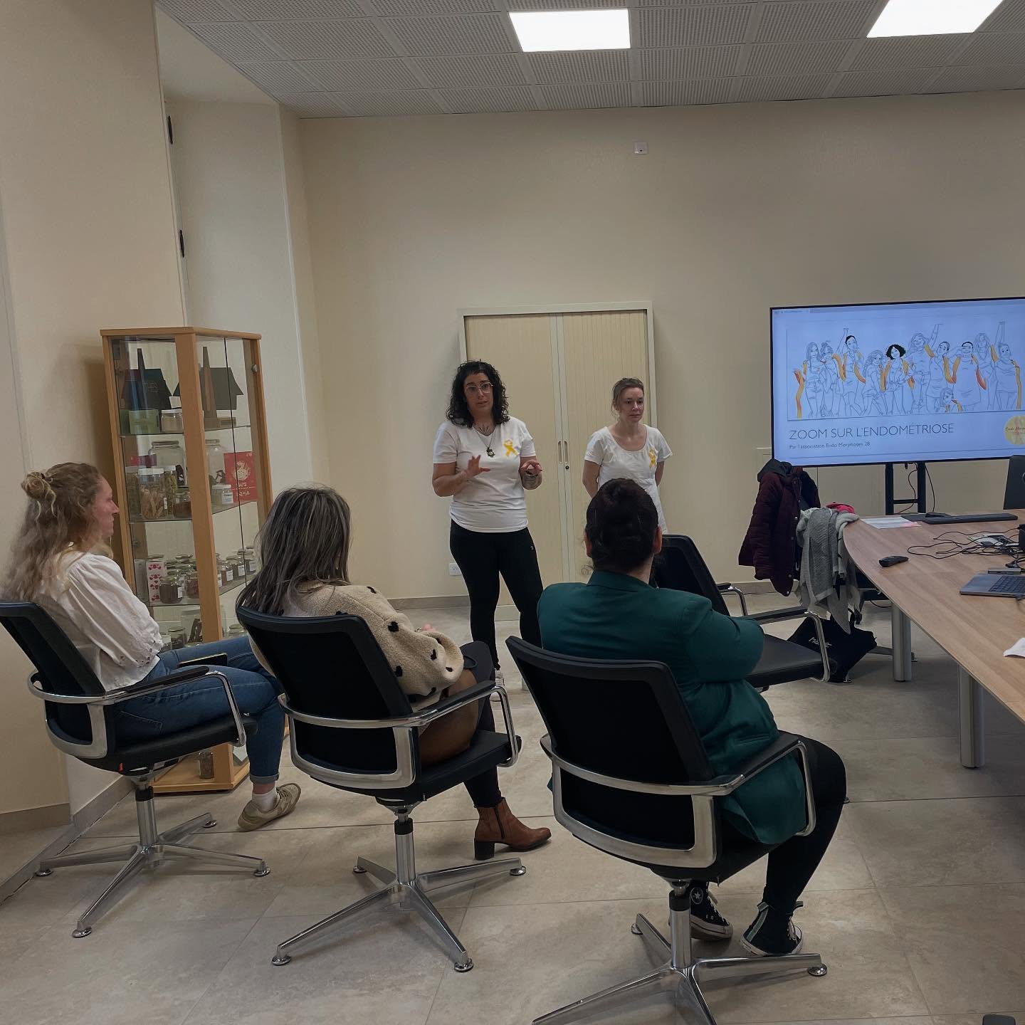 ✨ Ensemble, mobilisés contre l’#endométriose chez PMA28 ✨
Aujourd’hui, nous avons eu l’opportunité d’accueillir l’association Endo Morphoses 28 de Chartres pour un atelier dédié à la sensibilisation à l’endométriose. 💛
Chez PMA28, nous plaçons la santé et le bien-être de nos collaborateurs et collaboratrices au cœur de nos engagements #RSE. Cet atelier marque une étape clé dans notre démarche, avec un mois de mars consacré à la #sensibilisation à l’endométriose.
👏 Nous tenons également à féliciter et remercier chaleureusement notre collaboratrice qui a eu le courage de témoigner sur son vécu face à la maladie. Son engagement et sa parole précieuse contribuent à lever le voile sur cette réalité encore trop souvent ignorée.
🙏 Un immense merci à Endo Morphoses 28 pour leur engagement et à toutes les personnes présentes pour leur écoute et leur participation !
#Endométriose #Sensibilisation #SantéAuTravail #EngagementRSE #PMA28 #EndoMorphoses28