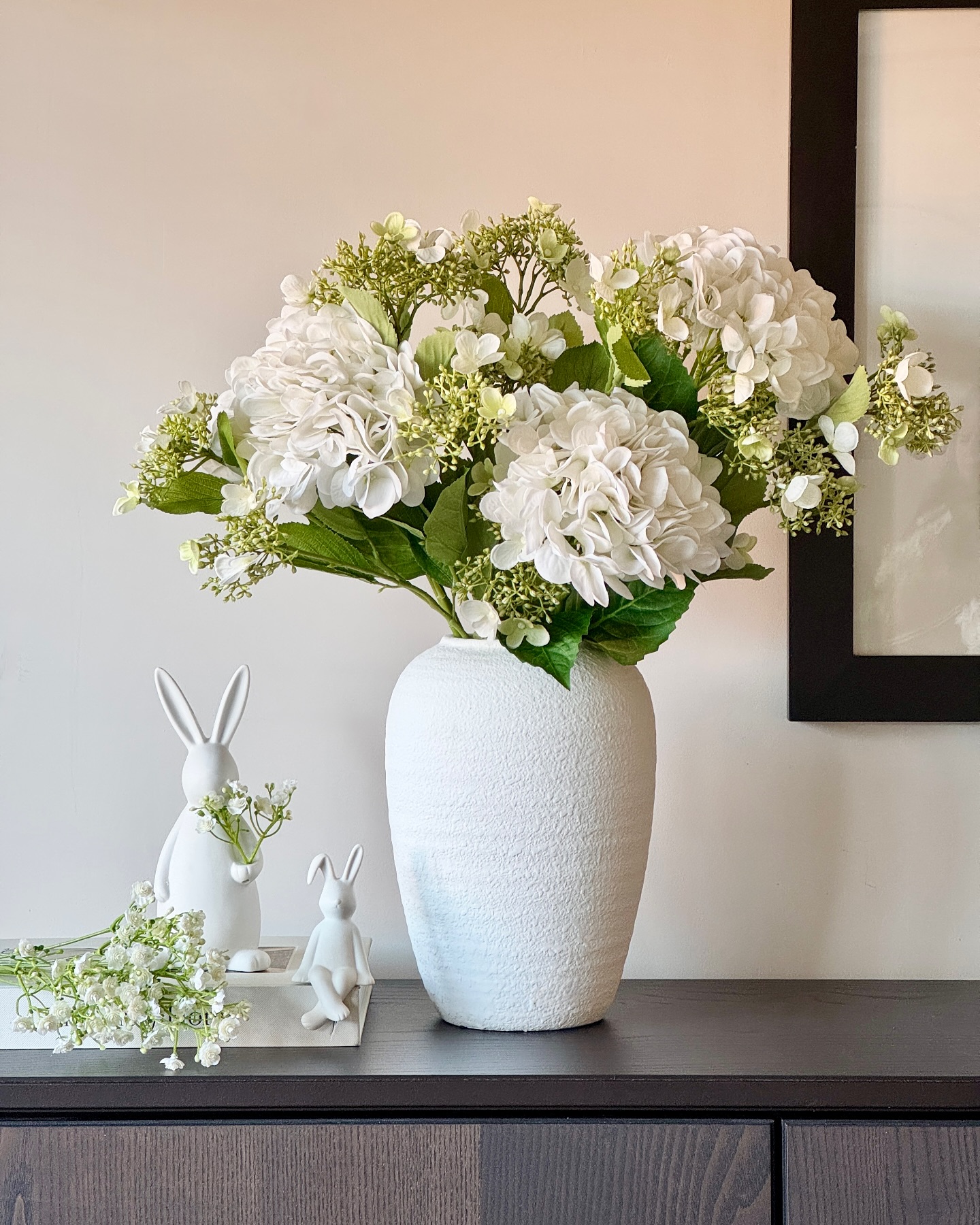 🌿 Spring Awakens at Boxwood 🌿
Step into the new season with our elegant Spring Hydrangea Bouquet, a timeless arrangement of soft white blooms and delicate greenery that brings freshness into any space.
Paired with our charming ceramic bunnies, this display is the perfect way to add a touch of seasonal charm to your home, whether you’re styling a console, dining table, or sideboard.
Tag a friend who would love this setup! 💬👇
#BoxwoodHomeInteriors #SpringDecor #HomeStyling #InteriorInspo #ModernRustic #HydrangeaLover #EasterDecor #Tablescape #SeasonalDecor #TimelessInteriors #InteriorStyling #LuxuryInteriors #HomeAccessories #InteriorDesignLovers #HomeDecorTrends