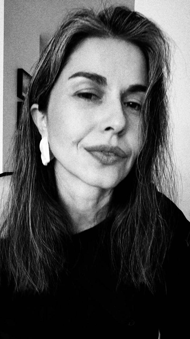 _ Let's style my jewelry together _
Lately I find myself reaching out for these flat, freshwater pearl earrings more and more. I love how easily I can style them up or down. And given the fact that they are of limited availability, it makes them even more special, right?
And of course my bestseller and your favorite, round that'll pearl ring.
How would you style them?
#handmadejewelry #silverjewelry #pearljewellery #pearls #tahitianpearls #freshwaterpearls #pearlearringsَ #pearlringb #ootd