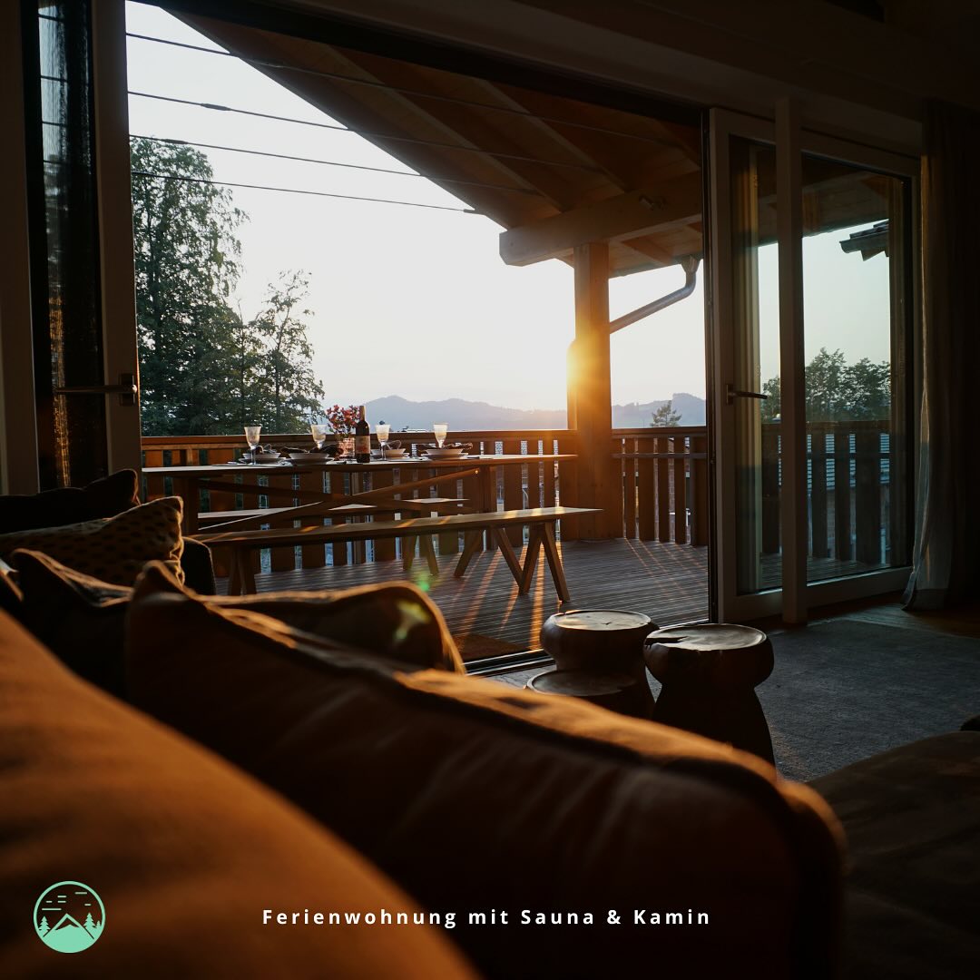 Fernseher? Brauchst du hier nicht. Dieses Panorama ist die beste Show, die du je gesehen hast. 🌄✨ Einfach zurücklehnen, den Sonnenuntergang genießen und dem Tag beim Einschlafen zuschauen. Wer würde sich hier am liebsten hinlegen?
👉 Jetzt buchen: Link in der Bio
#DahoamAmSamerberg #Ferienwohnung #Urlaub #Bayern #Samerberg #Kurzurlaub #Wohntraum #Ferienwohnungsliebe #Natururlaub #BayernEntdecken #Sauna #Kamin #ErholungPur #SamerbergErleben #SonnenuntergangGenuss #Entschleunigung #DahoamFeeling #AussichtZumVerlieben #Wohntraum #Sonnenuntergang #PanoramaFeeling