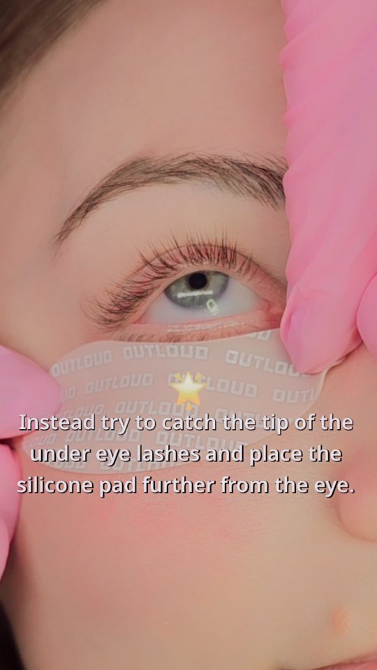 Quick & easy Silicone Under Eye Pad placement – no stress, no mess!
Here’s how to place our reusable silicone pads in seconds – without wasting time or product.
Tips:
Lightly moisten the under-eye area with a damp cotton swab
Gently press the pad in place
Use the swab to smooth out any air bubbles
They’re super comfortable for your client, stay in place, and best of all – they’re reusable. Just clean, store, and use again!
#UnderEyePads #TimeSaverTips
