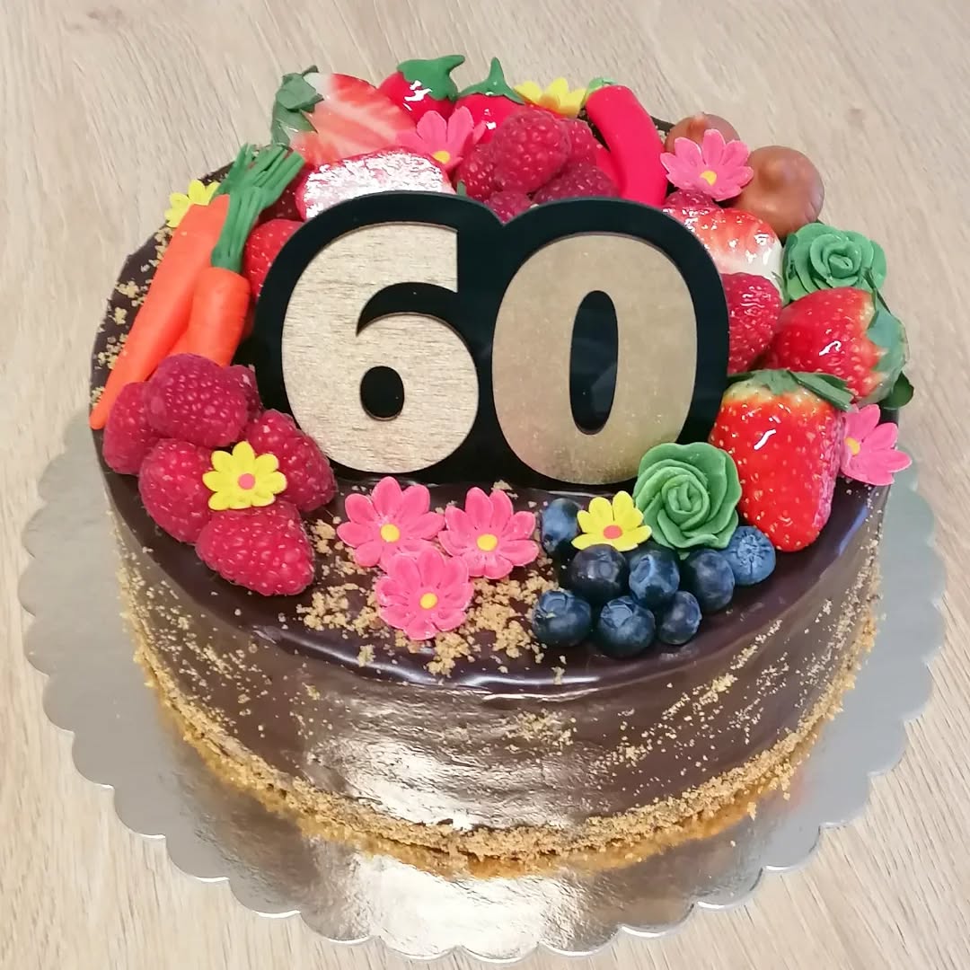 Narozeninový dort z ovoce a čokolády #cokoladovydort #kvetinovydort #ovoce #sladkepohladi