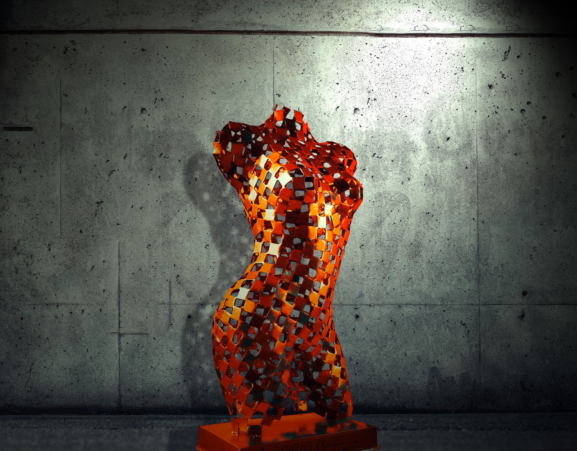 Découvrez ce somptueux buste de femme. Une œuvre d'art unique, fabriquée à la main à partir de matériaux recyclés.
Chaque oeuvre est méticuleusement assemblée à la main, garantissant une finition parfaite dans les moindres détails. Cette oeuvre est un ajout captivant à tout espace de vie, interieur ou extérieur.
Ce qui distingue nos oeuvre, c'est la personnalisation : elles peuvent être peintes de la couleur de votre choix, vous permettant de créer une œuvre d'art unique et personnalisée qui s'harmonisera parfaitement avec votre décoration intérieure et extérieure. Que vous préfériez une teinte vive et audacieuse ou un ton doux et apaisant, l'oeuvre s'adapte à votre style et à vos goûts. Apportez une touche d'élégance et de durabilité à votre espace avec cette œuvre d'art emblématique qui incarne la créativité, le savoir-faire artisanal et le design éco-responsable.