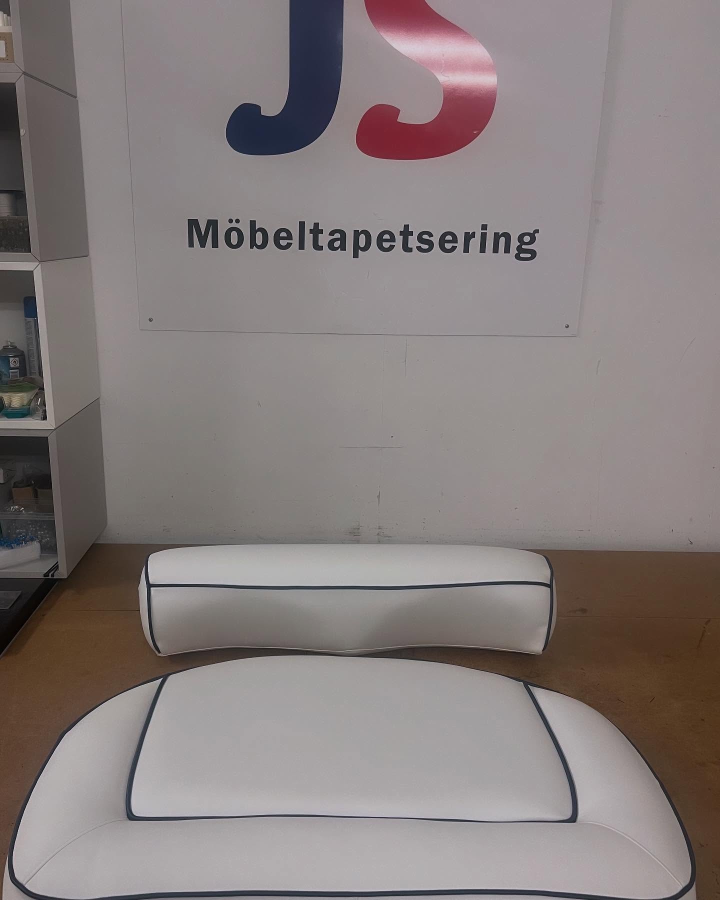 Ny klädsel – ny känsla! ⚓✨
Vi på JS Möbeltapetsering har klätt om denna båtstol och gett den ett helt nytt utseende. Med slitstarkt och vattenavvisande material är den nu både snyggare och mer hållbar inför kommande båtsäsong.
Har du också båtstolar eller dynor som behöver en uppfräschning? Hör av dig till oss så hjälper vi dig att ge dem nytt liv!
📞 0704295303
✉️info@jsmobeltapetsering.se www.jsmobeltapetsering.se
#JSMöbeltapetsering #Båtstol #Renovering #Båtliv #Inredning #möbeltapetsering