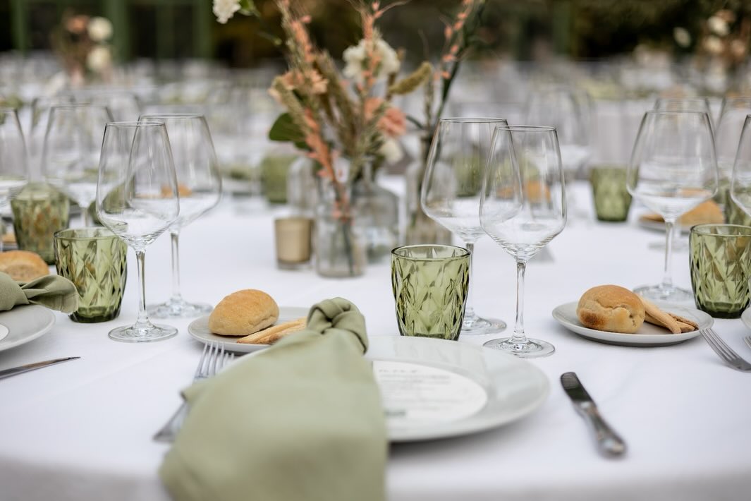 🌿✨ Un sogno a occhi aperti ✨🌿
L’eleganza della semplicità, la raffinatezza dei dettagli, l’armonia perfetta tra natura e design. La nostra mise en place ha dato vita a una tavola che racconta un amore senza tempo, dove il bianco puro si intreccia con il verde delicato della natura.
Ogni calice riflette la luce di un giorno speciale, ogni tovagliolo annodato racchiude un tocco di classe, ogni piatto è un invito a condividere emozioni. Perché un matrimonio non è solo un evento, ma un’esperienza da vivere, ricordare e custodire nel cuore.
✨ Quando l’arte dell’allestimento incontra la magia dell’amore, nasce qualcosa di unico. ✨
#MiseEnPlacePerfetta #EleganzaNaturale #TableStyling #WeddingVibes #LuxuryWedding #GreenAndWhite #MatrimonioDaFavola #UnGiornoIndimenticabile #WeddingDesign #LoveAndDetails #venturinocigliano #allestimenti #eventi #wedding #matrimonio #allestimenticreativi #weddingplanner #events #allestimentipersonalizzati #piemonte #allestimentomatrimonio #allestimentipersonalizzati #eventiprivati #noleggioarredi #torinoeventi #eventiaziendali #arredipereventi #instawedding #photooftheday
@giorgiagalli_wedding_planner_
@cateringreale
@photo27_photo_and_cinema
@lascrivana