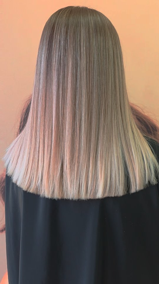 🌸 Babylight 🌸
Éclaircissement des longueurs et pointes , notre cliente voulais éclaircir au maximum mais conserver une racine naturelle pour ne pas avoir d'effet repousse
Grosse technique avec une prestation de presque 4h sur une chevelure quasiment naturel au démarrage
La cliente était super contente !!
Merci de votre confiance
#espritcoiffure #noyellesgodault #blondhair #babylights #patine #balayagebabylight #boucles #nofilter #ilovemyjob