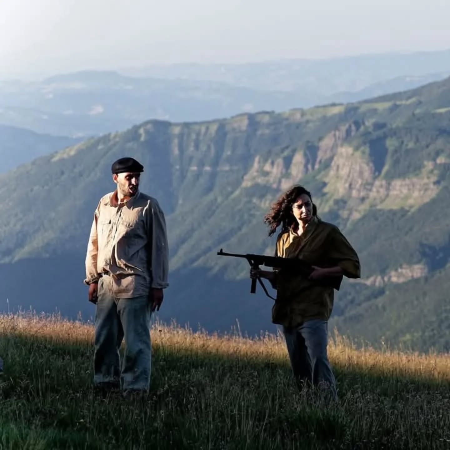 Quando arrivò la richiesta di foto e showreel per partecipare al film, mi trovavo in lacrime al porto di Palma di Maiorca, senza un soldo e senza documenti. Credo di essermi scattata i selfie più brutti della storia e subito dopo aver accantonato il pensiero di essere minimamente presa in considerazione. Invece, in qualche modo, su quel set di silenzio e vento, ci sono finita anche io. La mia tristezza e la mia rabbia mi hanno fatto scalare la montagna. Imperfetta, sporca, sudata, distrutta dentro e malconcia fuori, ho imparato che pensi di conoscerti a fondo, ma non è vero. Pezzi di te viaggiano nel mondo, nascosti in luoghi e persone che ancora devi incontrare.
Paura dell' Alba - regia di Enrico Masi
🎬🎥
Oggi la prima al @bifest , l' 11 aprile a Bologna, cinema Modernissimo.
#pauradellalba #enricomasi #terraincognita #film