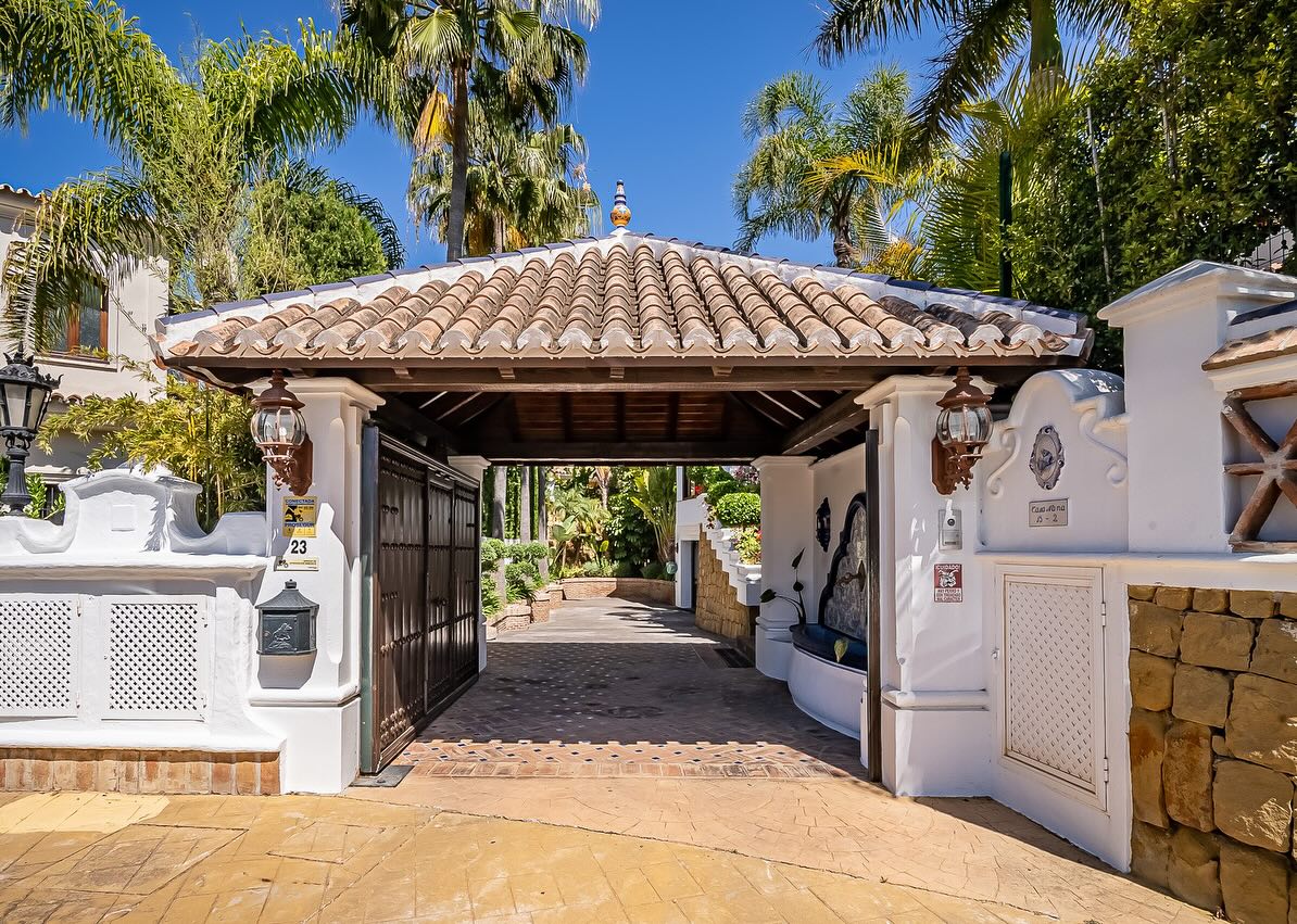 ✨ Andalusian Villa | Bahia de Marbella
📍Marbella
What hits you when you enter this house is that this is not a house, it is a HOME. You feel it!
We are in one of the most beautiful and asked neighborhood of Marbella, at only 300m from the beach, Bahia de Marbella.
In the garden a Palm Tree 🌴 brought from Cuba.
Woodworks and stones from Ronda.
Small hand-painted tiles illustrating the port of La Havana.
So many details imprinted with the heart ❤️ of the owners who had this house built in 2001.
If you want to know more about this exceptional home please feel free to contact me 👉🏼 0034 604 450 892
Here is the heart who is talking ✨