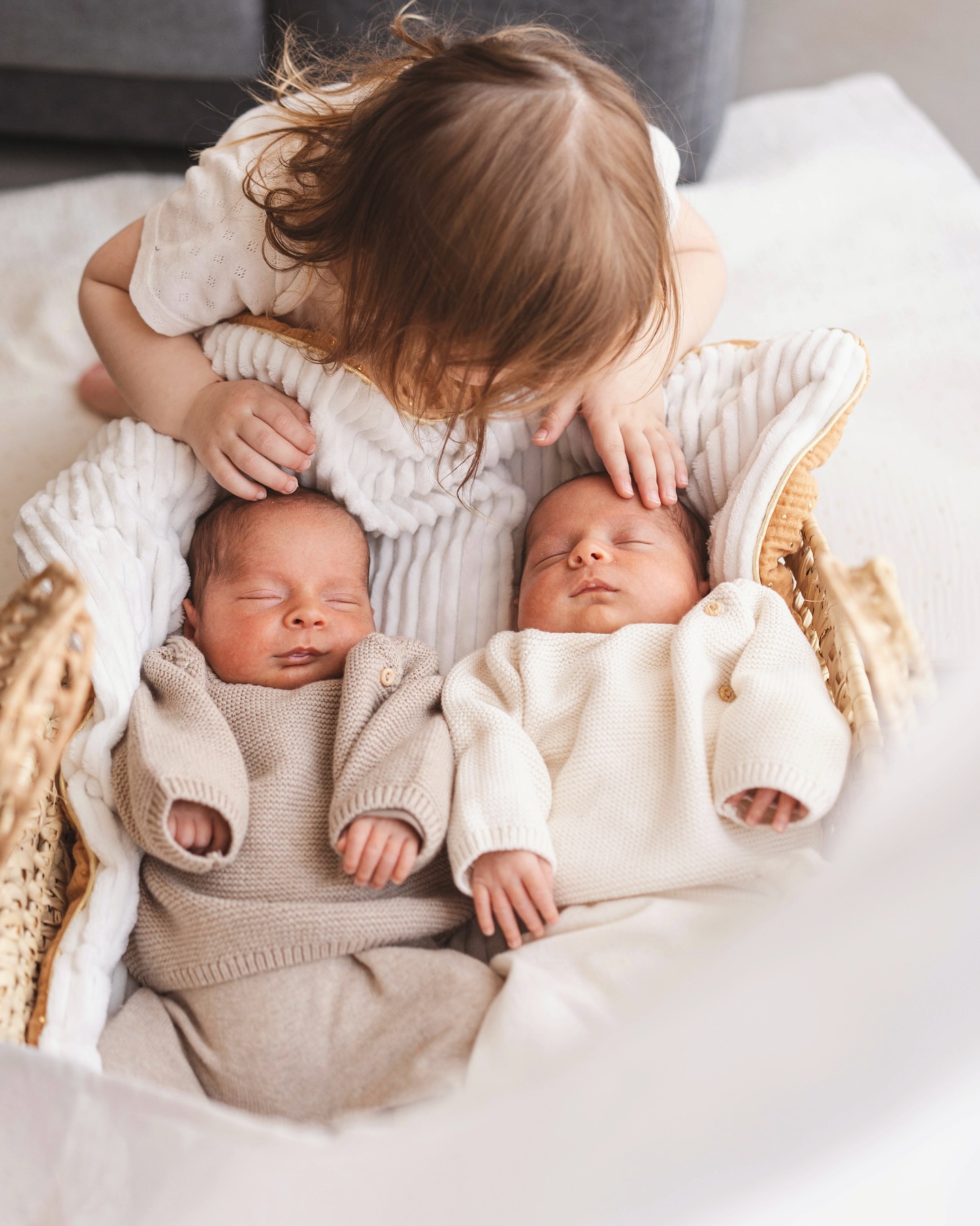 Un seul mot me vient en repensant à cette séance : le bonheur… 💛
Photographier cette famille, c’était capturer l’amour multiplié, la tendresse décuplée, l’émotion en double.
Des instants doux, sincères, suspendus dans le temps, comme une bulle de bonheur que l’on voudrait garder précieusement. 💫
Merci à cette merveilleuse famille pour sa confiance et ces souvenirs partagés.
#seancephotonaissance #seancephotobebe #seancephotonouveauné #seancephotomaternité #parentalité #photographenaissance #photographefamille #photographenimes #photographemontpellier