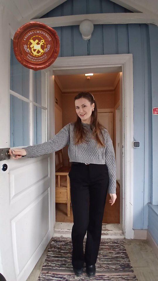 Sve/Fin
Anders Chydenius prästgårdsförening r.f. söker en pedagog på heltid för Anders Chydenius Demokratiskolas start-up-projekt under perioden 1.8.2025–31.7.2027.
Demokratiskolans start-up-projekt finansieras av Stiftelsen Brita Maria Renlunds minne r.f. och syftar till att stärka barns och ungas färdigheter i demokratiskt tänkande. Detta sker bland annat genom att erbjuda undervisningspaket och tematiska sekvenser i demokratifrågor för grundskolor. Undervisningen leds i första hand av Demokratiskolans egen pedagog, som undervisar i pilotskolornas närmiljö och på Kyrkbacken.
Vi söker dig som:
- har en klasslärarutbildning eller pedagogiska studier som bakgrund.
- kan arbeta på både finska och svenska.
- har körkort och tillgång till bil.
Vi ser gärna att du:
- är kreativ och självgående.
- har ett intresse för samhälle och demokrati.
- vill arbeta med barn och unga.
- är mångsidig i ditt arbetssätt.
För mer information:
www.chydaniusprastgard.fi
+358449010674
_______________
Anders Chydeniuksen pappilayhdistys r.y. Kokkolassa hakee kokopäiväistä pedagogia Anders Chydeniuksen Demokratiakoulun käynnistysprojektiin ajalle 1.8.2025–31.7.2027.
Demokratiakoulun start-up-hanketta rahoittaa Stiftelsen för Brita Maria Renlunds minne r.f., ja sen tavoitteena on vahvistaa lasten ja nuorten demokraattisen ajattelun taitoja. Tämä toteutetaan muun muassa tarjoamalla peruskouluille opetuskokonaisuuksia ja teemallisia jaksoja demokratia-aiheista. Opetuksesta vastaa ensisijaisesti Demokratiakoulun oma pedagogi, joka opettaa pilottikoulujen lähiympäristössä ja Kirkonmäellä.
Etsimme sinua:
• ... joka on suorittanut luokanopettajan tai aineenopettajan pätevyyden.
• ... joka pystyy työskentelemään suomen ja ruotsin kielillä.
• ... jolla on ajokortti ja auto käytettävissä.
Toivomme sinulta:
• Luovuutta ja oma-aloitteisuutta.
• Kiinnostusta yhteiskuntaan ja demokratiaan.
• Halua työskennellä lasten ja nuorten kanssa.
• Monipuolista työskentelyotetta.
Meillä pääset mukaan muovaamaan demokratiakoulun tulevaa toimintaa ja edistämään demokraattisempaa ja tasa-arvoisempaa yhteiskuntaa. Hae mukaan nyt!
Lisätietoja:
www.chydaniusprastgard.com
+358449010674