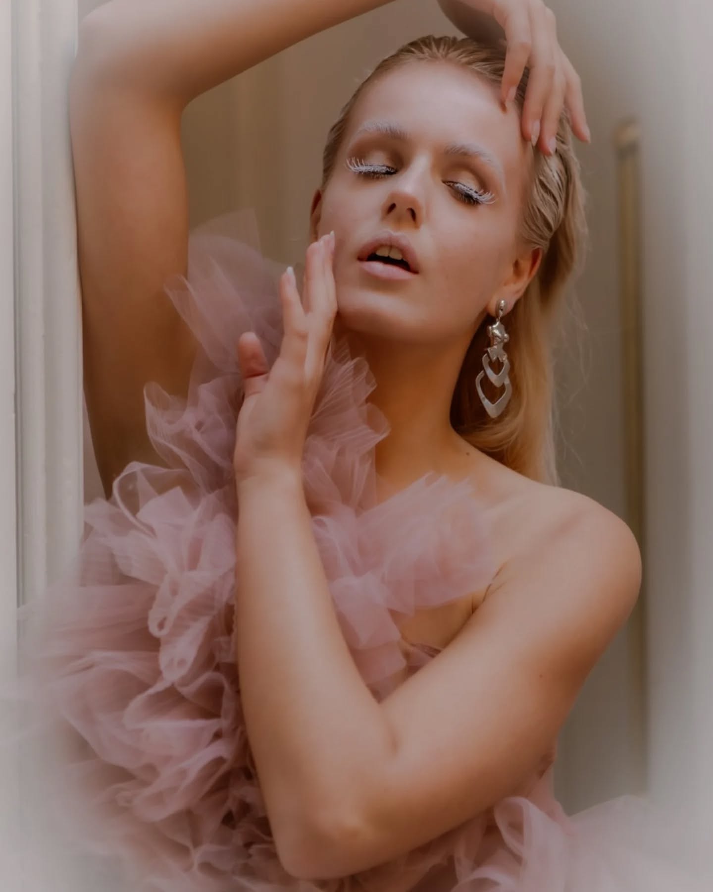 Spring is in the air🤍
Model: @x_sanne_esmee_x
Muah: @robine.professional.make.up - @Donyalenaerts
Styling: @moniquedesar_venlo
Oorbellen: @donnadoree
Organisatie @sterkzichtbaar - @donnadoree
#modelshoot #beachphotography #selfloveshoot #fotograafzeeland #womanempowerment