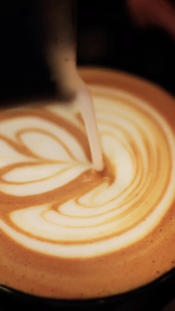 If you cappuccino does not looks like this, you definitely need a latte art workshop with #franzpizzalux 😌☕️ #espresso #latteartgram