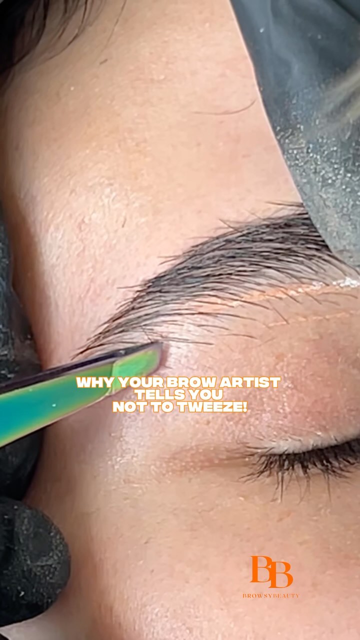 If your hairs GROW back FAST after waxing, STOP tweezing your brows at home 🙅♀️🙅♀️
But why?!?
1. Longevity!
Tweezing your brows in between appointments disrupts the growth cycle so the hairs will grow at different rates, making it feel like your wax isn’t lasting with all the random growth. Instead, book regular appointments as this will train your brows to grow in sync.
2. Cleaner results!
If you haven’t let the hairs grow enough, the wax won’t have enough grip to remove the short, stubborn hairs (especially the ones just under the skin). This means more time tweezing which can be uncomfortable and sometimes when it’s too short we have to leave them for next time so the result isn’t as clean.
2. Precision and consistency
Have peace of mind that all your main character hairs are still on your face. Sometimes one hair makes all the difference to the overall look of your brows, especially if you are trying to grow them out or working towards your dream brows, that one hair could set you back.
Your brow artist knows your brows best!
Using:
@bwhcosmetics slanted tweezers
@bellabeautyprofessional mapping string