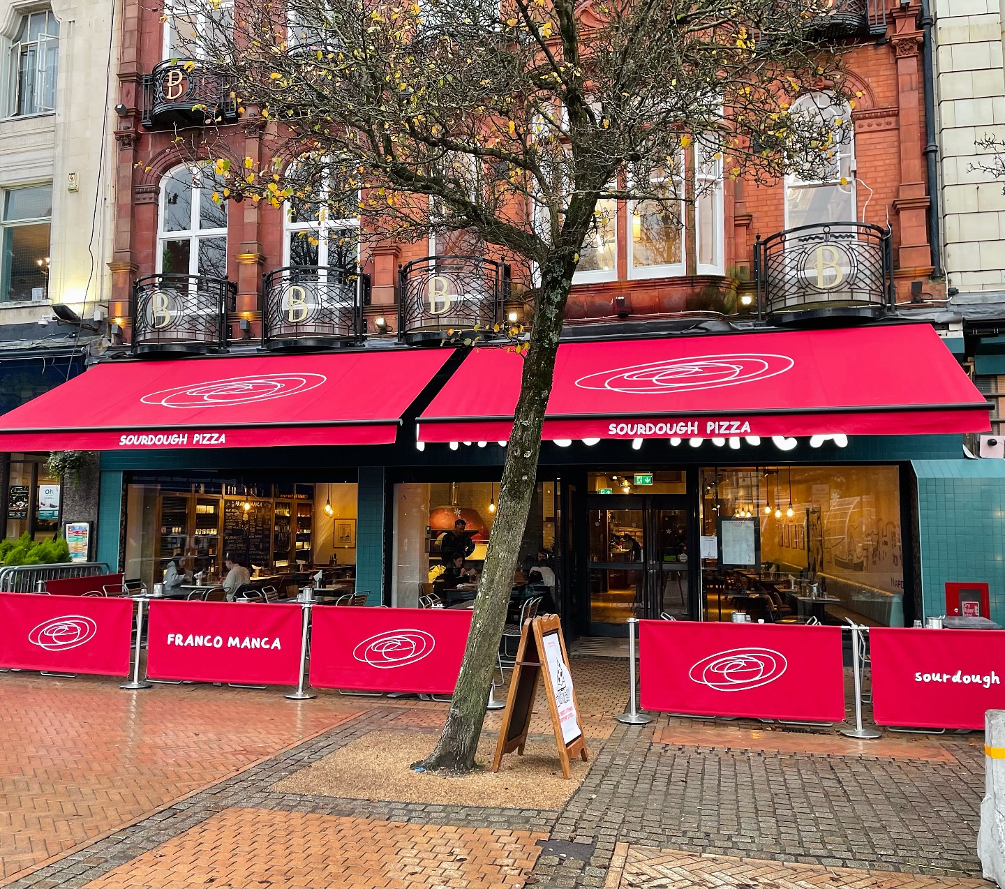 Guess who’s back! 🍕🍝
Franco Manca is back from tomorrow!, ready to serve up all your Italian favourites! Whether you’re in the mood for their signature sourdough pizzas or some tasty seasonal specials!
Spring sunshine is here, perfect timing to enjoy Franco’s outside dining area under their new red awnings! ☀️
See you there 👋