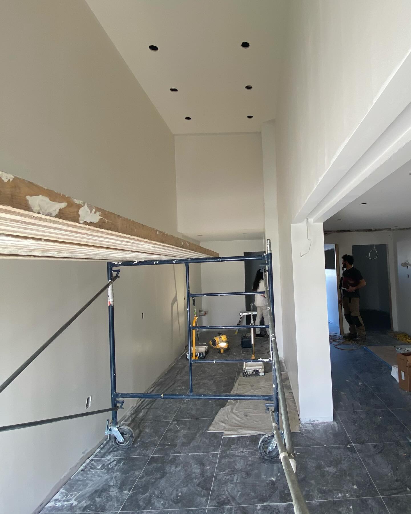 La céramique a été posé et les premières couches de peinture sont terminer. #constructionvcm #entrepreneurgeneral #commercial #céramique #peinture