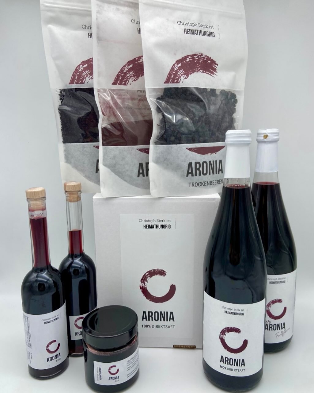 Entdecke unsere Produktvielfalt der Aronia Beere aus eigenem Anbau! ♥️
Die kleinen, aber kraftvollen Aronia-Beeren sind nicht nur ein Genuss für den Gaumen, sondern auch wahre Superhelden für deine Gesundheit! 💪
1. Aronia-Saft: Frisch gepresst und voller Antioxidantien – der perfekte Energieschub für deinen Tag! 🥤✨
2. Aronia-Gelee: Süß, fruchtig und ideal für dein Frühstück oder als köstliches Topping für Desserts! 🍞🍰
3. Aronia-Pulver: Ein nährstoffreiches Superfood, das sich perfekt in Smoothies, Joghurt oder Müslis einfügt. Einfach einen Löffel hinzufügen und genießen!
4. Aronia-Tee: Beruhigend und wohltuend – perfekt für entspannte Momente nach einem langen Tag. ☕️
5. Aronia-Trockenbeeren:
Ideal als Topping für Müsli
oder Bowls. 🥣
6. Aronia-Likör/ Glühwein
Für einen genussvollen Abend.
🍷
7. Aronia-Essig:
Aromatisch und fruchtig. Der
würzige Genuss für euren
Salat.🥬
Die Aronia-Beere unterstützt nicht nur dein Immunsystem, sondern sorgt auch für einen gesunden Lebensstil! 🌱✨
Hast du schon Aronia-Produkte ausprobiert? Teile deine Erfahrungen in den Kommentaren! 👇💬
#aronia#superfood#leckerundgesund#naturpur❤️ #foodlover#healthybodyhealthymind#power#bio#regional#hofladen#eigeneranbau