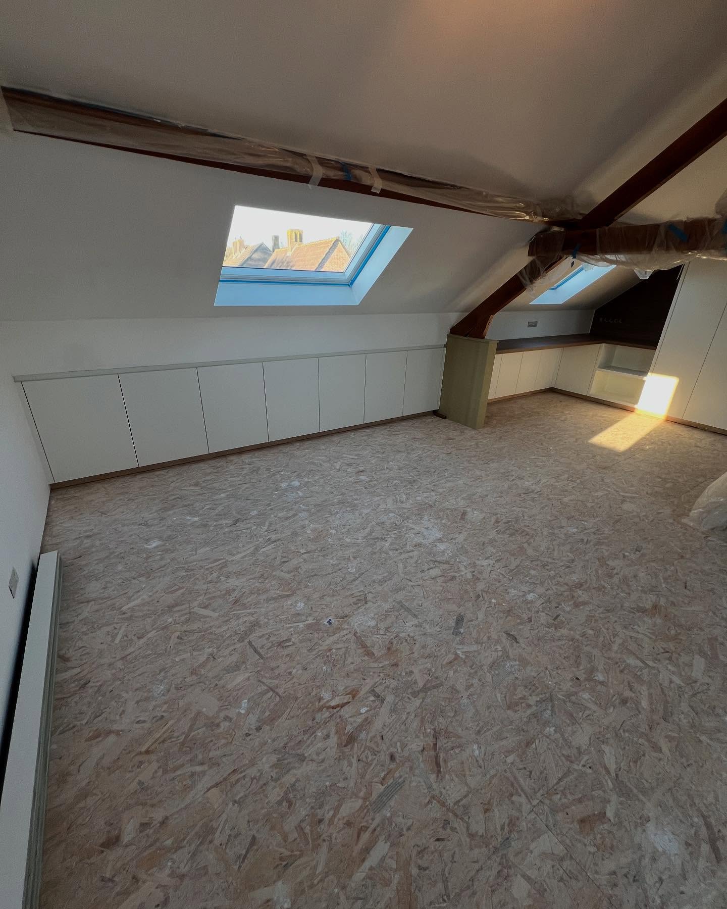 Van zolderruimte naar master bedroom!
Een zolder met potentieel? Bij Ruben Projects zorgen we voor een comfortabele en strak afgewerkte master slaapkamer onder het dak.
✅ Vakkundige gyprocwerken & nette afwerking
✅ Ideaal als extra slaapkamer of rustplek
Een nieuwe leefruimte waar je elke dag van geniet!
#RubenProjects #Zolderafwerking #MasterBedroom #Gyproc #Isolatie #Interieur #vakmanschap
