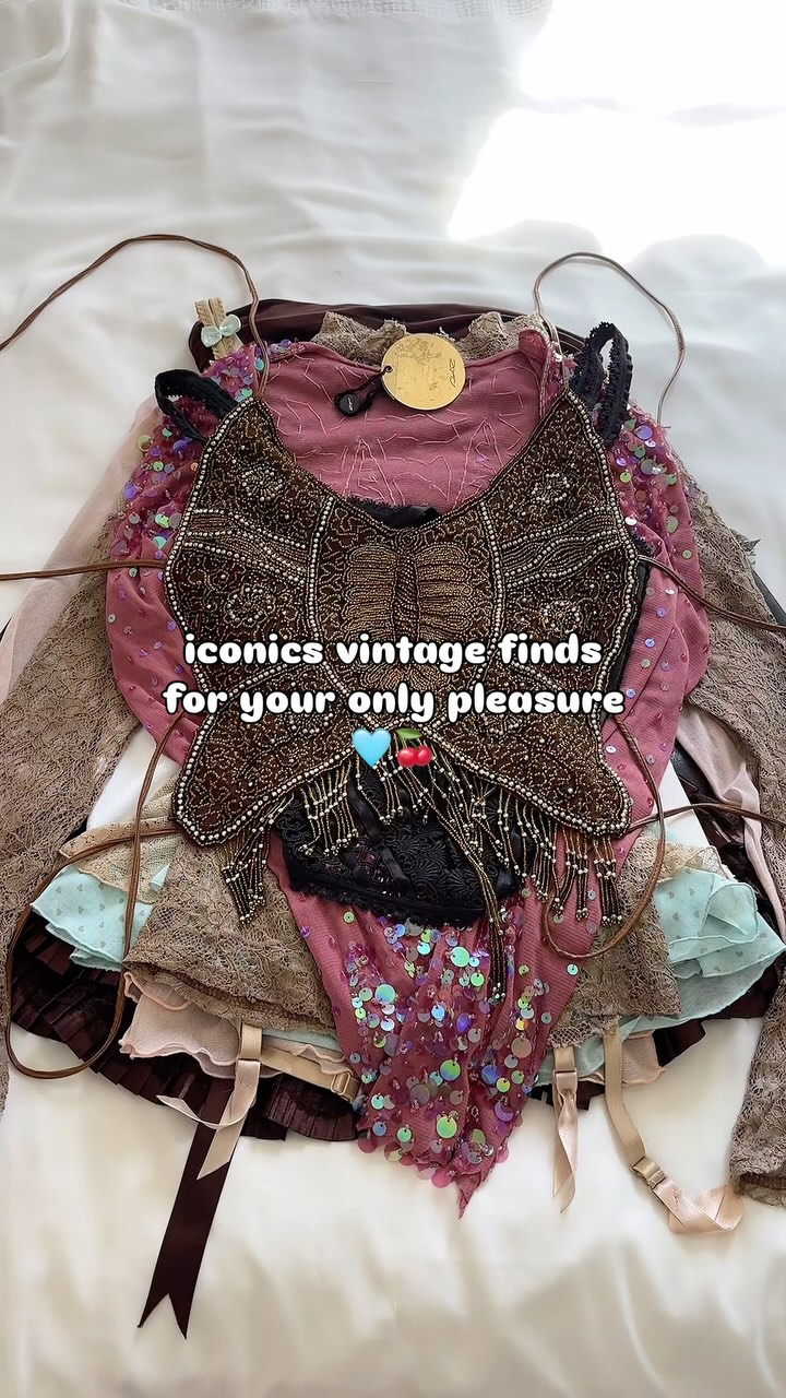 because all I need is vintage clothing and a good health 🍒🌸🩵💌🍓
#vintage #vintagefinds #vintagepassion #vintageclothes #90svintage #coquettedollette #coquettestyle #y2kfashion #y2kaesthetic #2000s #leatherjackets #fauxfurcoat #sequintops