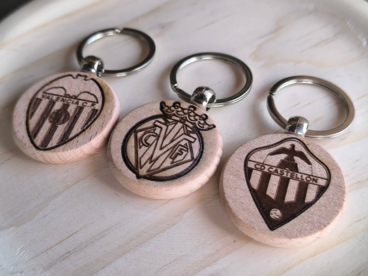 Llaveros personalizados con foto , nombres o logos. 🌳
.
.
@pyro.slice
.
.
#madera #grabado #wood #burn