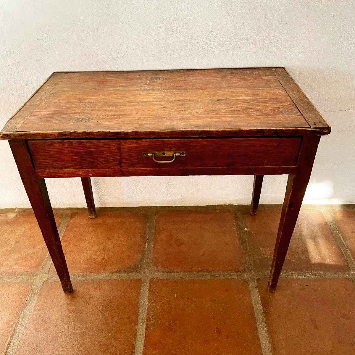 This adorable little desk has so much character! With a bit of refurbishing, it'll be ready to shine in our vintage shop in Canillas de Aceituno. Stay tuned for its transformation! ✨🔨
#cuentacuentosshop #interiordesign
#boholiving #mediterraneanhome #mediterraneanlife #homerenovation #homedesign #handcrafted#canillasdeaceituno #scandinaviandesign #archidaily #design#decor #avantapres #avantapresrenovation #interiors #interiordecoration #vintagehome #vintageshops #vintagedecoration #decoration #homedecorideas #interiorsofinstagram #midcenturyhome #vintagehome #interiorlovers #artshop #interiorísmo #andaluciainterior #vintage #preloved