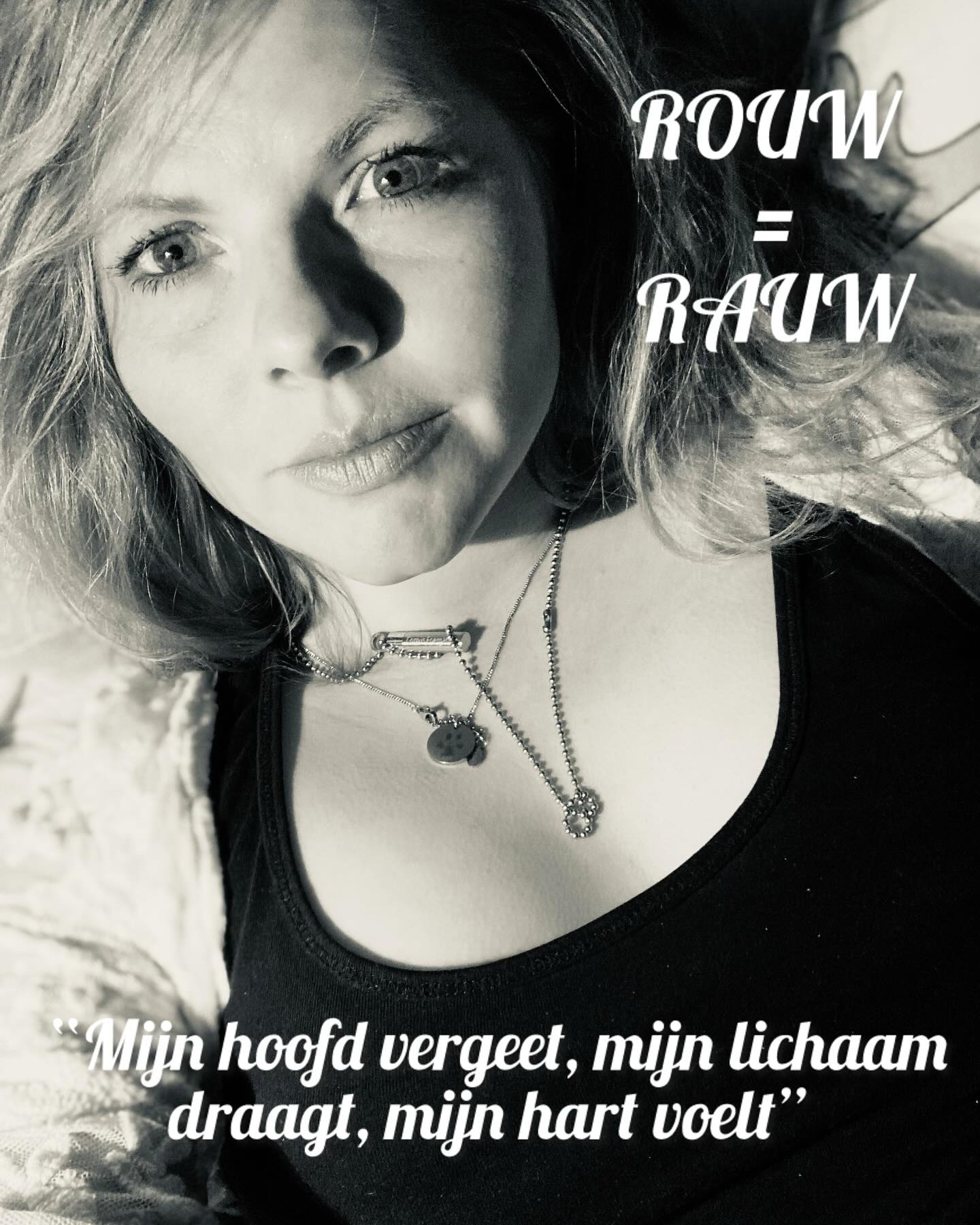 Rouw ademt in golven.
Soms zacht, soms allesomvattend. De wereld blijft draaien, maar mijn proces volgt zijn eigen tempo. Mijn hoofd vergeet. Mijn lichaam draagt. Mijn hart voelt.
De wereld raast voort, maar ik blijf staan.
Niet uit keuze, maar omdat mijn rouw me vraagt om even stil te staan.
Gedachten vervagen voor ik ze kan vangen. Afspraken moet ik herhalen, keer op keer, en toch blijven ze niet hangen. Alles lijkt me te ontglippen, hoe hard ik ook probeer grip te krijgen.
De geluiden, de drukte—ze komen harder binnen dan ooit. Het voelt alsof mijn zintuigen overbelast raken. Mijn lichaam roept om rust, terwijl alles om me heen doorgaat, als of niets is veranderd.
En die vermoeidheid… Het is geen gewone moeheid. Het komt ineens, zonder waarschuwing. Je begint de dag vol energie, maar plotseling overvalt het me. Het is een vermoeidheid die zich diep in mijn lichaam nestelt, terwijl mijn geest nog wil blijven gaan.
Er zijn momenten dat ik de verbinding met mezelf kwijt ben. Het is alsof er even mist is, en ik niet helemaal weet wie ik ben of wat ik nodig heb. Het voelt verwarrend, maar ik weet dat dit onderdeel is van mijn proces. Het is oké om niet alles te begrijpen. De rouw mag stromen, mag er zijn. En langzaam vind ik weer de weg terug naar mezelf.
Rouw is niet alleen verdriet. Niet alleen missen. Maar ook een lichaam dat zoekt, een hoofd dat hapert, een wereld die te snel beweegt terwijl ik nog stilsta.
Ik kan niet forceren hoe snel ik verder ben. Ik kan niet doen alsof alles weer ‘normaal’ is. Wat ik wél kan, is voelen. Gewoon ademen. Er zijn in wat er is, zonder oordeel.
Mijn rouw volgt geen klok. Mijn heling heeft geen deadline.
Dus geef ik mezelf de ruimte.
Om te vertragen.
Om opnieuw te verbinden met wie ik ben.
Om zachter te zijn voor mezelf.
En om de stilte niet te zien als leegte, maar als de ruimte waar ik mezelf terugvind.
#Rouw #Verlies #Vertragen #Zelfzorg #Healing #MijnTempo #RuimteVoorRouw