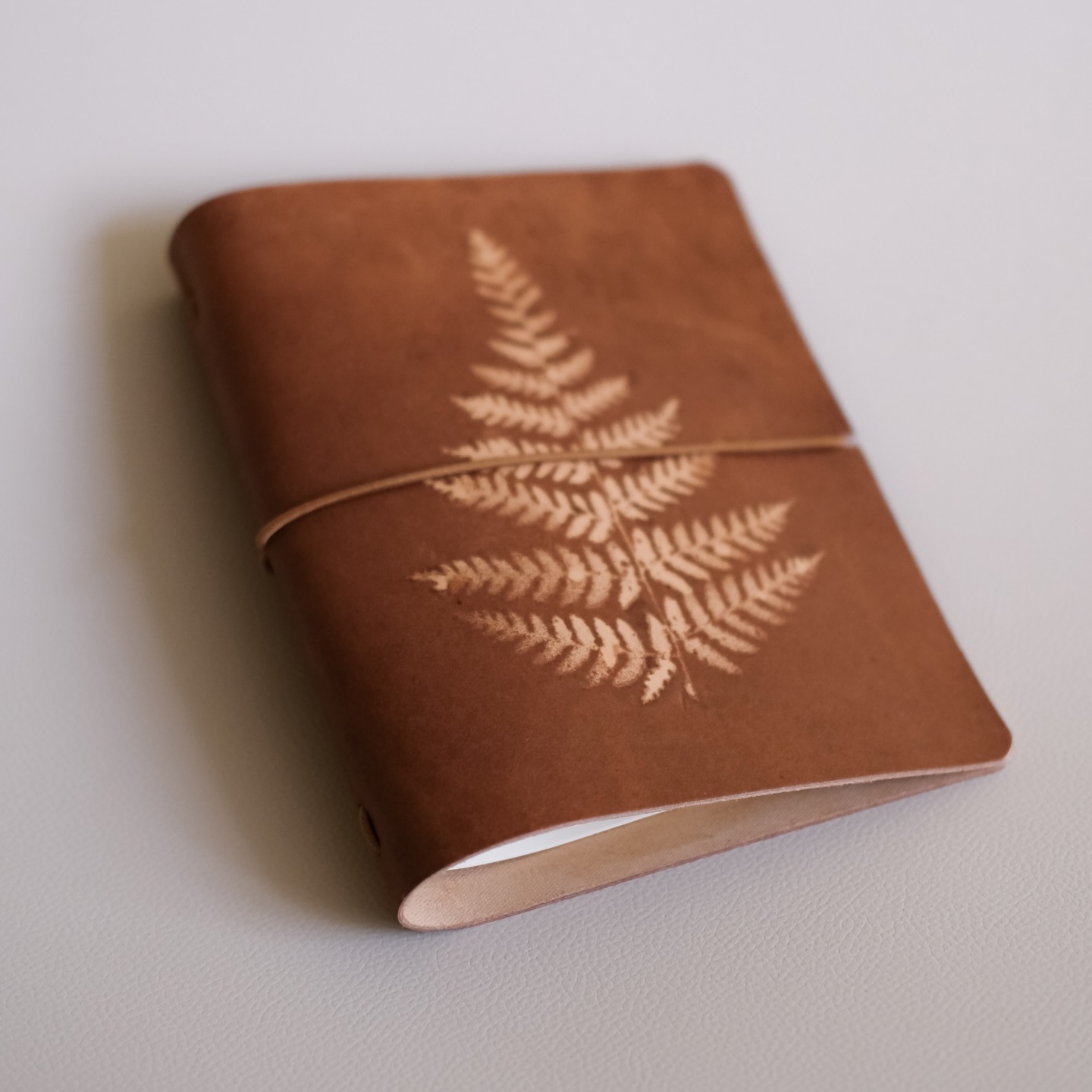 Lieskové 🧡 kožené obaly na zápisníky A6 📔 Tieto nové skladovky som pridala do ponuky k tým mahagónovým. Sú však vyrobené úplne inou technikou a sú detailnejšie 🤩
#prirodnyzapisnik #kozenyzapisnik #obalnazosity #zapisnikdokabelky #papraď #šípka #lisovanelisty #skladom #lokalnydizajn #remeselníčka