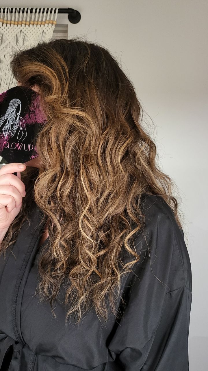 Another glow-up
✨
She came in with super delicate, fine hair that just didn’t hold much shape or fullness…
Now? Full, voluminous, and effortlessly natural.
We toned her color and matched it so seamlessly, you’d never know where her hair ends and the extensions begin.
The transformation speaks for itself!
www.glowupextensions.com
#handtiedextensions #finehairsolutions #hairgoals #beforeandafter #naturallook