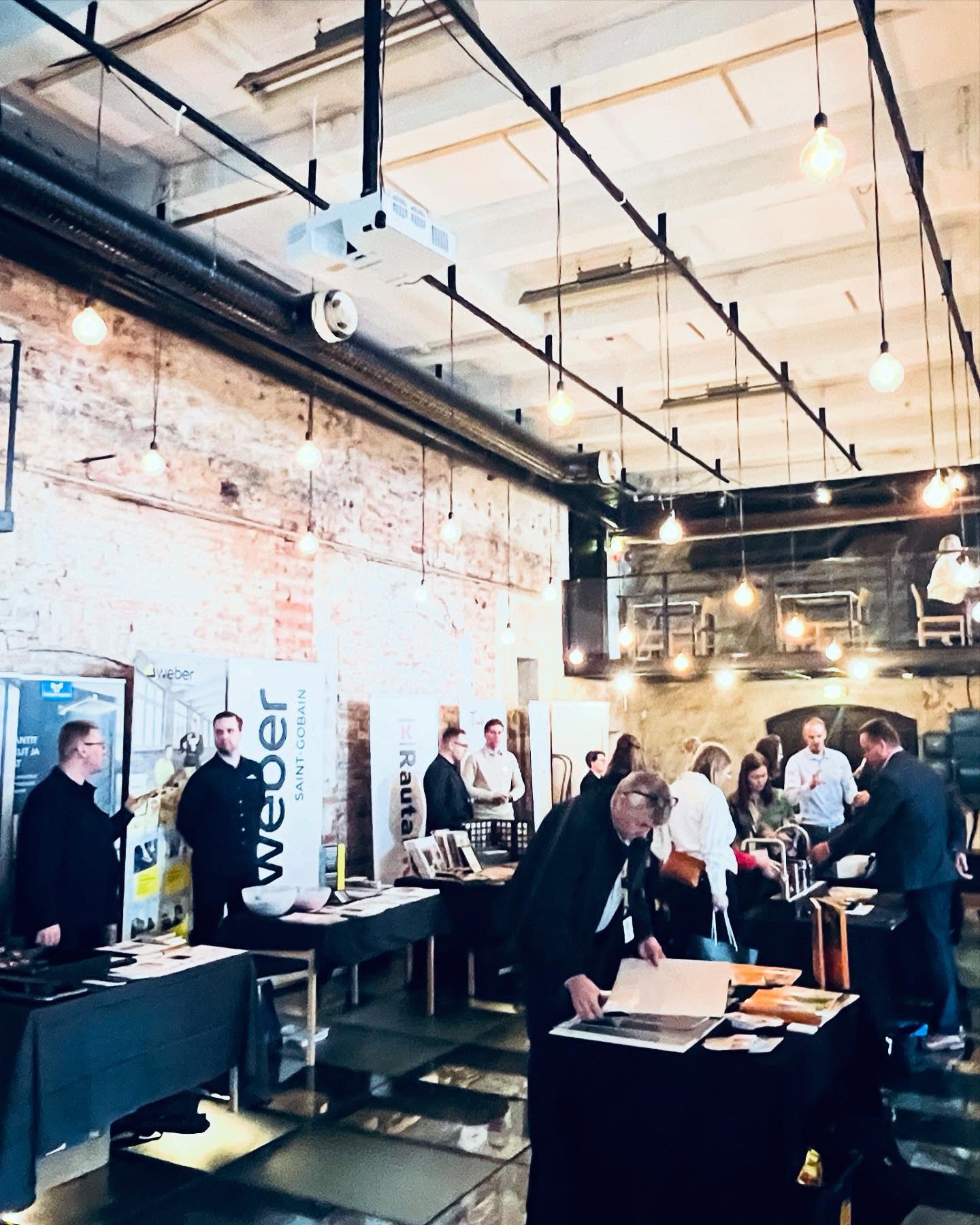 Igår besökte planerarkollegerna @pappiladesign, @lilianmkarlsson och jag Dekostudio On Tour i Åbo.
Nu har vi fräschat upp våra kunskaper om lite nyheter i branschen.
Jättefint ordnat var det, tack @dekostudio_bulevardi46!😍
#arkitektur #arkkitehtuuri #architecture #inredningsarkitektur #interiordesign #arkitektplanering #arkkitehtisuunnittelu #inredningsplanering #sisustussuunnittelu #byggnadsplanering #rakennussuunnittelu #buildingdesign #archicad #planering #planeringsbyrån #raseborg #kesko #dekostudio_bulevardi46 #jsbyggdesign
@janina_jsbyggdesign