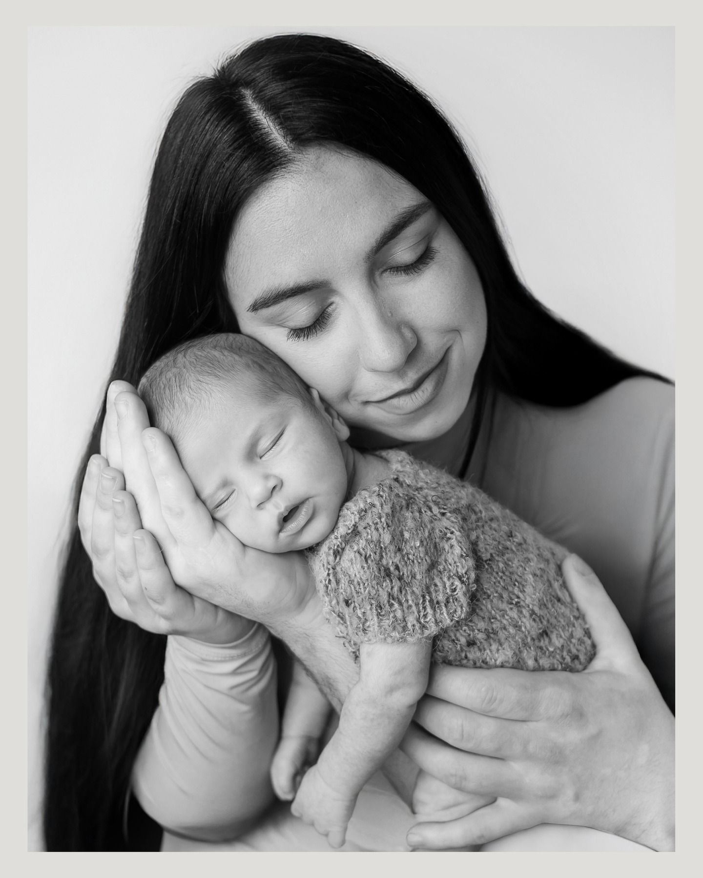 Cómo os cuento lo enamorada que me tiene la primera foto, esta pedazo de pareja y lo que han creado juntos.❤️.
.
.
.
.
.#newborns #newbornphoto #newbornprops #maternityshoot #momlife #maternidadreal #maternidadecomamor #newbornsession #fotografiainfantil #fotografianewborn #fotografianewbornbh #fotografiafamilia #fotografiareciennacido #reciennacido #fotografosasturias