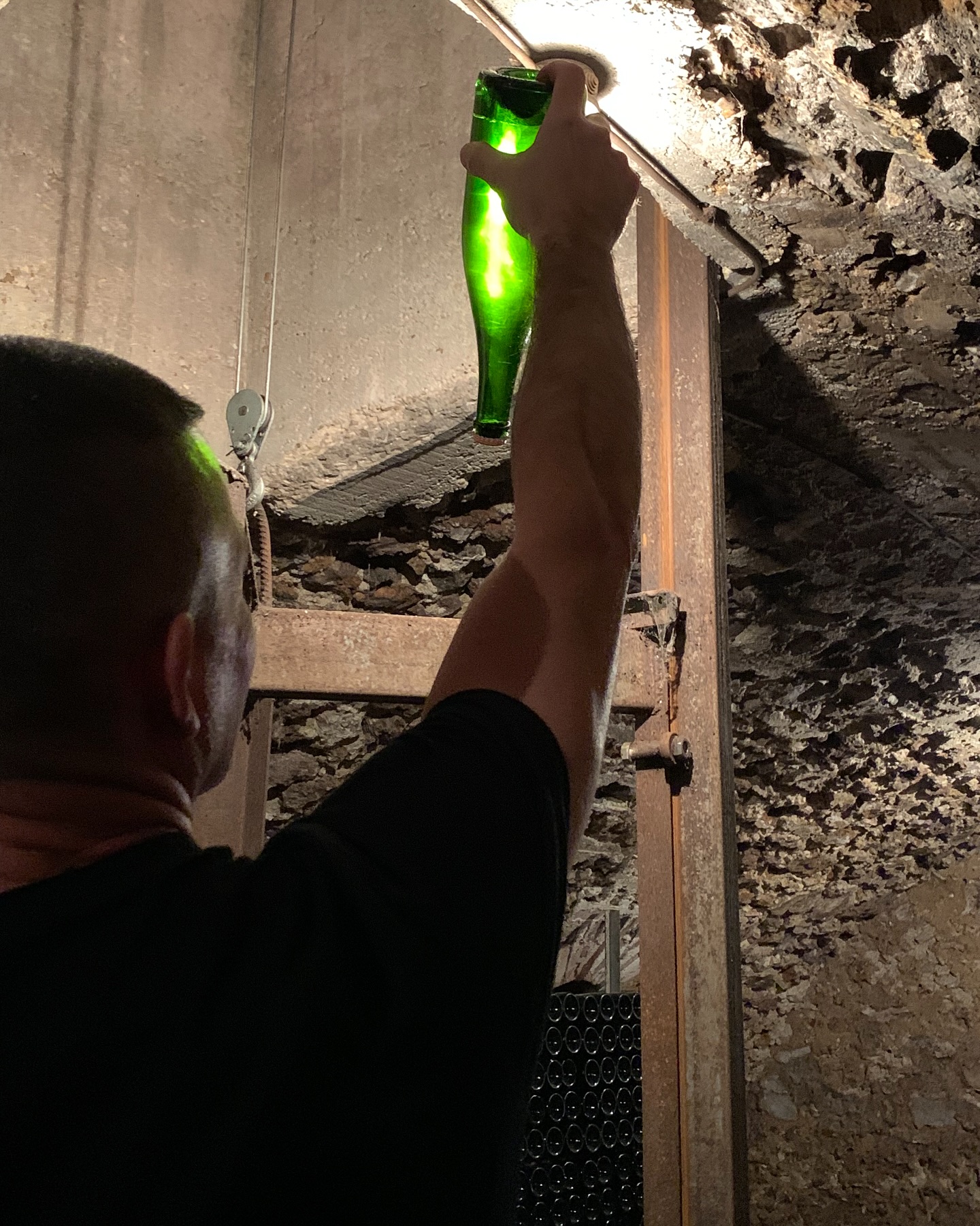 Le travail de la cave🍾
Tout aussi important que le travail de la vigne, il permet au vin de devenir Champagne et assure le développement des arômes de nos différentes cuvées 🥂
#champagne #champagnebrassart #cave #cavedechampagne #générationdevignerons