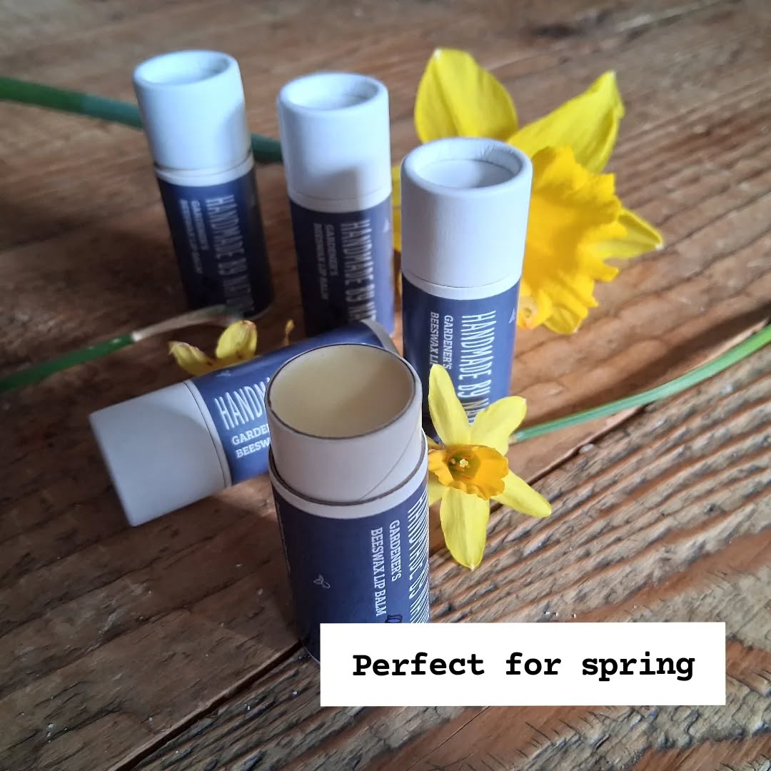 Gardener's Lip Balm
.
.
.
My own recipe @handmadebynatureuk
.
.
.
- Made with local beeswax and cocoa butter:
🌱Cocoa butter is rich in fatty acids and antioxidants. It's great for deep hydration, chapped lip repair and protection from environmental factors
🐝Beeswax is anti-inflammatory and anti bacterial. It's moisturising, soothing for chapped lips and forms a protective barrier against dryness.
#Homemade
#lipbalm
#selfcare
#natural
#beeswax