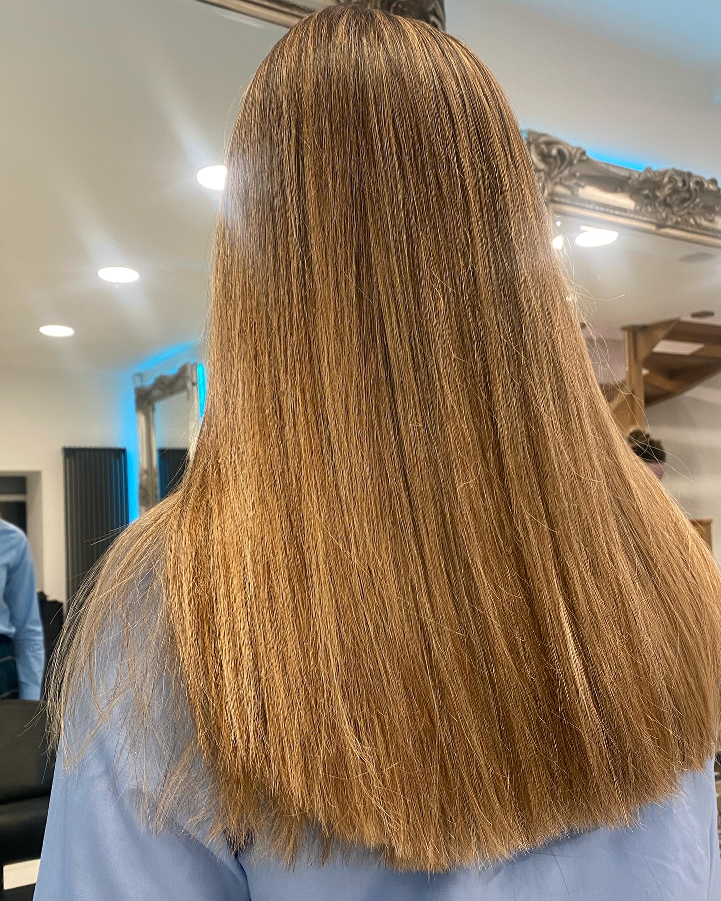 ✨ Sleek, smooth, and effortlessly radiant ✨
Brunette base with face-framing blonde highlights for the ultimate glow-up! Who else loves this high-shine, low-maintenance look?
#hairleeds #sleekandchic #blondehighlightsonbrownhair #hairgoals