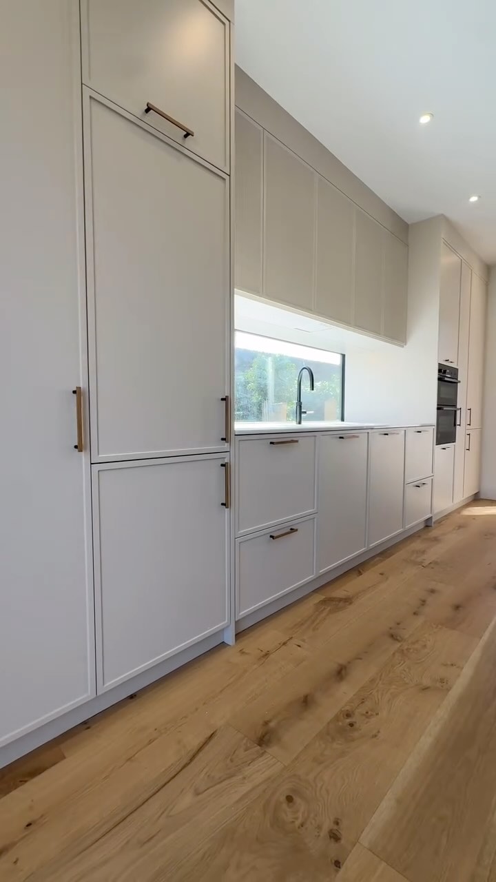 Two tone slim shaker kitchen install. All design, manufactured and installed by the incredible team at Inwood Design.
#kitcheninstall #bespokekitchen #bespoke #cabinetry #bespokecabinets #kitchendesign #kitcheninspiration #kitchenremodel #kitchenstyles #kitchendesigners #kitchenprogress #kitchens #customkitchen #fittedkitchens #fittedfurniture #kitchenfittersdorset #dorsetmade #handmade