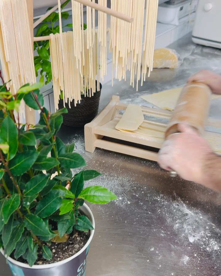 Das erste Quartal ist bei uns üblicherweise gut mit Probeessen gefüllt. ♥️👨🏻🍳
Letzte Woche durften wir für unsere internationalen Gäste aus der Schweiz & Frankreich einen leckeren Lunch mit korrespondierendem Winetasting zaubern!🍷
Unsere Kunden konnten wir unter anderem mit folgender Auswahl begeistern:
* Pasta alla Chitarra | Vongole
* Filet vom französischen Weiderind | Krebsfleisch
Trüffelsauce | Süßkartoffelpüree
* Gebratener grüner Spargel | Morchelsauce
Gemüse der Saison | Serviettenknödel | dreierlei Püree
#diegabel_cateringevents #cateringrheinmain #cateringfrankfurt #tasting #lunch #seasonstart