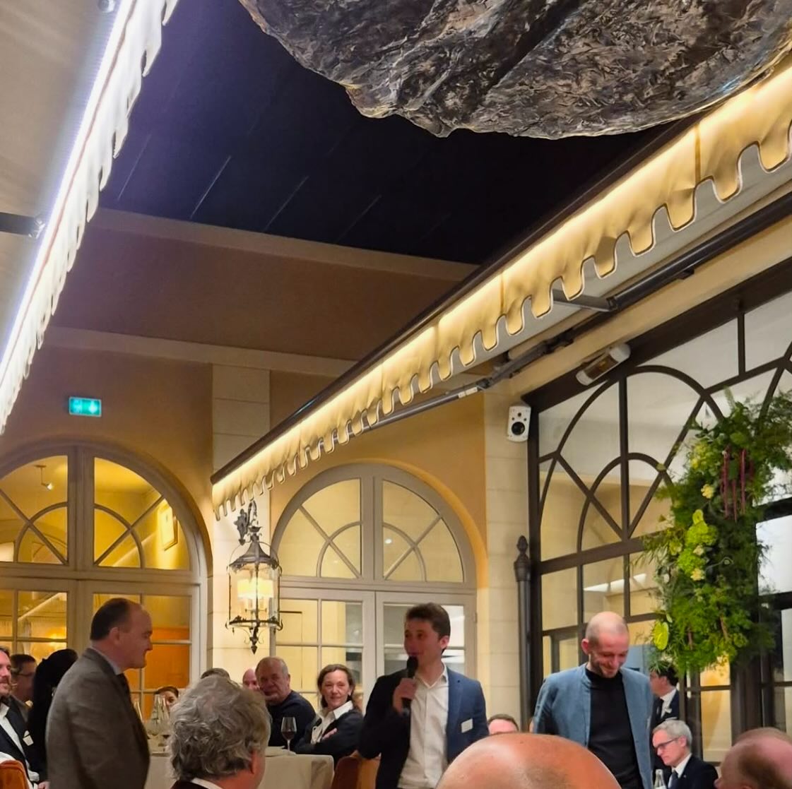 đ·PAULĂE 2025đ·
Quelle fiertĂ© dâavoir Ă©tĂ© mis Ă lâhonneur pour cette Ă©dition 2025 de la @paulee_vinsdeloire
Merci @olivier_poussier_sommelier dâavoir sĂ©lectionnĂ© notre cuvĂ©e "Ăcho dâune Cloche - 2023" pour cet accord exceptionnel avec la lotte au jus de betterave du grand chef @alexandregauthier_
Immense merci Ă la famille Jallerat pour leur invitation et cette journĂ©e inoubliable et folle soirĂ©e. đșđ·
Vive le Gamay Saint Romain, vive la CĂŽte Roannaise, vive la Loire Volcanique et vive la Loire !
@bertrandjallerat @loirevolcanique