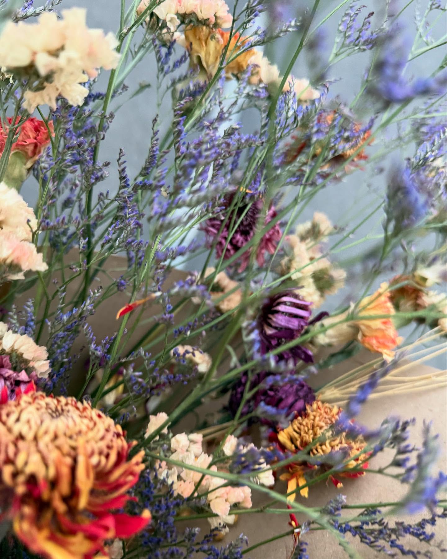 Soulfood 💐☀️💕 Wann hast du dir das letzte Mal selbst Blumen besorgt? Dich das letzte Mal selbst gefeiert? Du meinst, du hast das nicht verdient? Du bist nicht wichtig genug?
Reflektiere zwischendurch deine Glaubenssätze. Wie sprichst du täglich zu dir selbst. Ist das alles wirklich wahr? 😉
Vergib dir. Für alle Male, in denen du nicht an dich geglaubt hast. Für jedes Ja, das eigentlich ein Nein war. Für jedes Zögern, jedes Anpassen, jedes Warten. Es reicht. Du darfst losgehen - genau so, wie du bist 💕
#ernährung #ernährungsberatung #ernährungsberatungzürich #psychologie #essen #essstörung #glaubenssätze #selfreflection #selfcare #kraft #wohlfühlen #balance #gesundeernährung #ganzheitlich