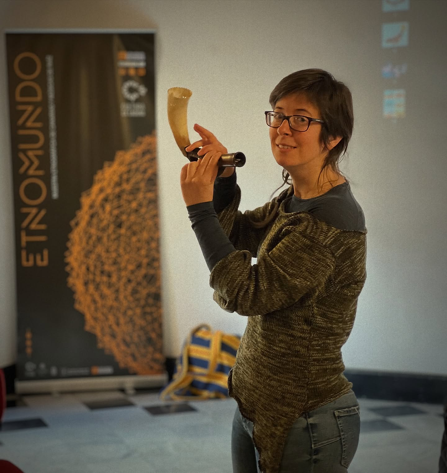 «LA ALBOKA»
Esta tarde tuvimos el privilegio de asistir al taller de alboka 😍
Teresa compartió con nosotros su conocimiento y pasión por esta joya musical, llevándonos a explorar sus notas y la historia que encierra ❤️
¡Una experiencia inolvidable!
¡Gracias a tod@s!
#Alboka #TradiciónViva #Cultura #Música