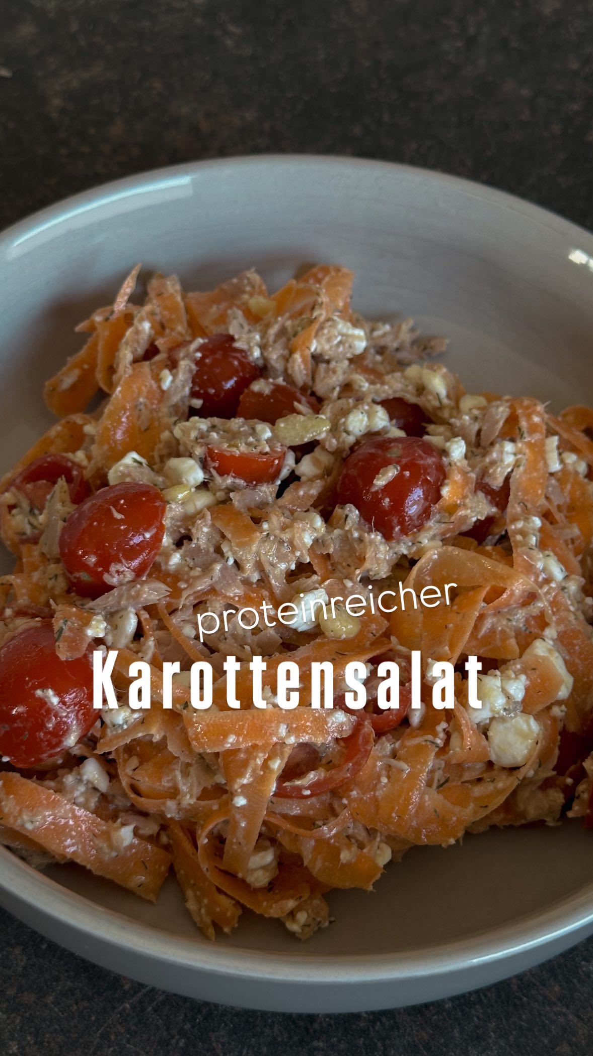 proteinreicher Karottensalat 🥕
__________________________
Karotten mit dem Schäler in Streifen schälen, Cherrytomaten, körnigen Frischkäse, Thunfisch & Pinienkerne hinzufügen.
Mit Leinöl, Weißweinessig, Dill, Salz & Pfeffer toppen 🙃
.
.
#salate #foodie #healthykitchen #fitfood #protein #ernährungsberatung #recipe #fitmum #coaching #veggies #proteinreich