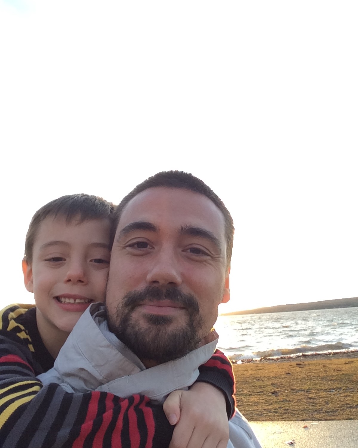 Être père monoparental, c’est jongler entre cadre et liberté, entre soutien et autonomie. C’est marcher sur cette ligne fine où l’on souhaite guider sans contrôler, où l’on veut être un repère sans être un frein.
Mon fils, c’est mon plus grand miroir. Il me reflète sans filtre, me pousse à être plus aligné, plus juste, plus vrai. À travers son regard, je n’ai pas d’autre choix que d’évoluer, de devenir meilleur.
Parler, écouter, comprendre, ajuster. Lui laisser l’espace de grandir, d’expérimenter, de se tromper, tout en étant là au besoin.
Big up à tous les pères et toutes les mères qui élèvent leurs enfants seuls. C’est un défi immense, mais c’est aussi la plus grande des aventures n’est-ce pas!? 🙂
(Photo d’il y a 10 ans)
#paternité
#parentsolo
#grandir
#apprendreensemble
#éleveretsélever