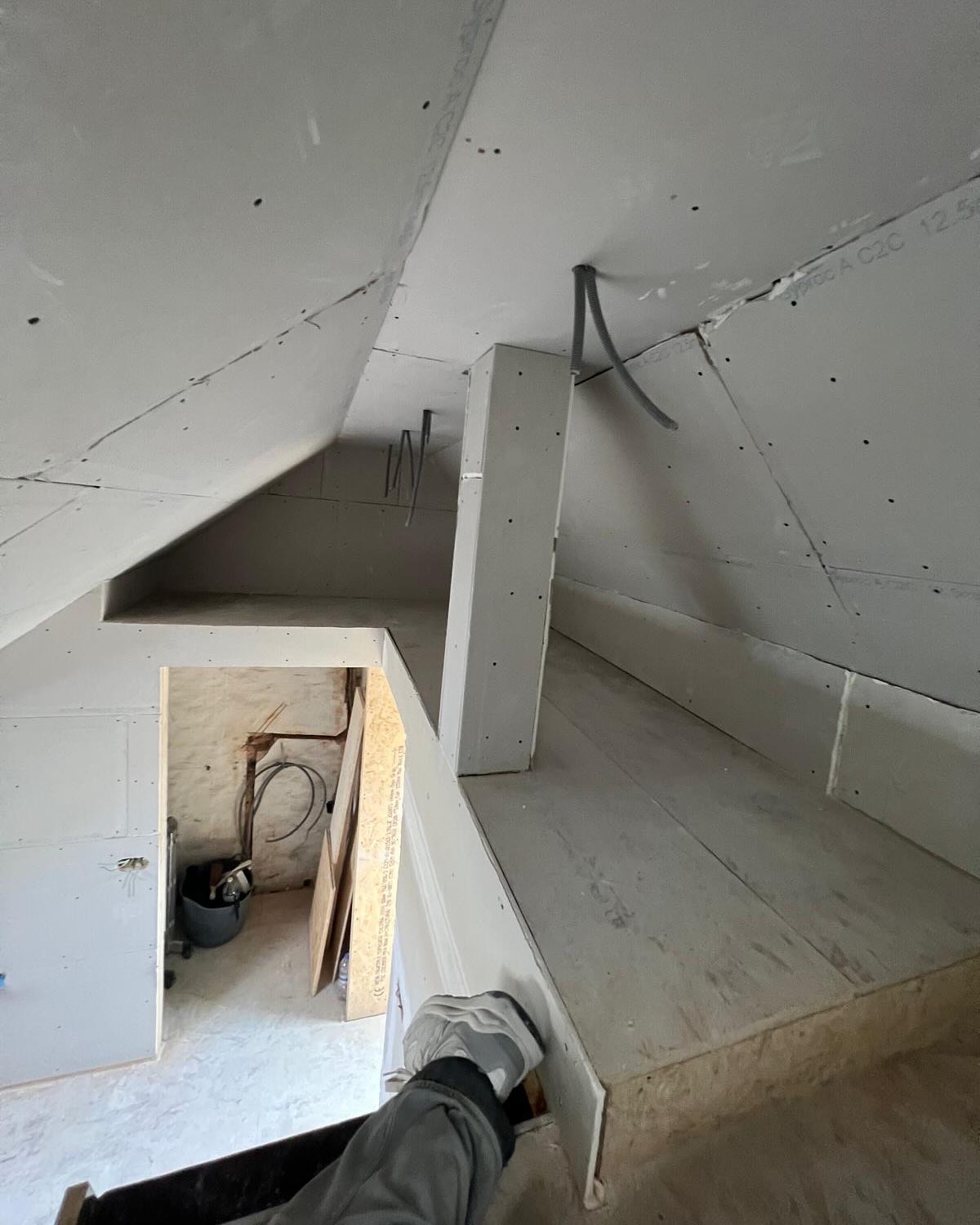 Gyprocwerken op maat bij Ruben Projects!
Op zoek naar een strakke en professionele afwerking met Gyproc? Bij Ruben Projects plaatsen we wanden en plafonds op maat, perfect voor renovatie of nieuwbouw.
✅ Gyproc wanden & plafonds
✅ Voorzetwanden & scheidingswanden
✅ Zolderafwerking & isolatie
✅ Naadloze plaatsing met oog voor detail
Wij zorgen voor een duurzame en stevige afwerking die perfect aansluit bij jouw interieur.
Wil jij ook Gyprocwerken laten uitvoeren? Laat het me weten!
#RubenProjects #Gyproc #Afwerking #Maatwerk #Interieur #vakmanschap