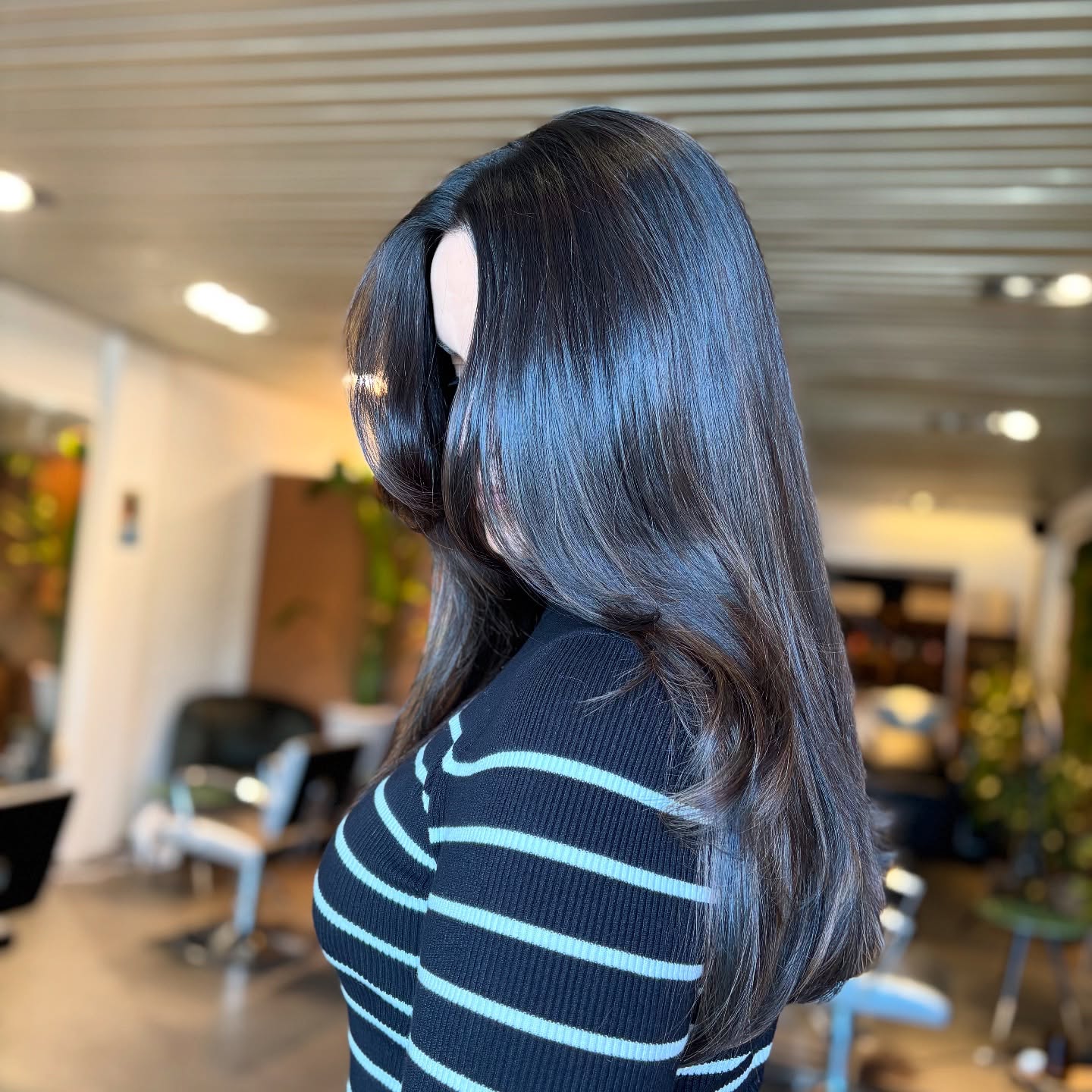 Reversed balayage for our gorgeous @kalinanaydenova_ ✨
With a grow out of 11 months (!) and being busy as a new mom, we started to appreciate her natural color! Kalina gave me a free hand to do whatever I had in mind, thank you for your trust!
I decided to go for faded lowlights to create depth and use her ‘old’ balayage for contrast. To give it a deep and fresh tone we went for a warmer mahogany undertone.
What do you think of the result? Would you go for a reversed balayage as well?😍
#lowmaintenancehair #naturalhaircolor #embracingchange #springhair #brunettebalayage #ecosalon #newmom #fadedhighlights #colorexpertsalon #mahoganybrownhair #balayagetechnique #freepainting
