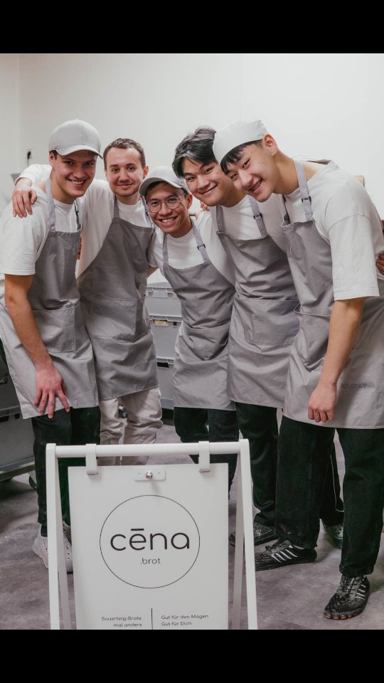 ❤️ Team cēna Anfang 2025 📅
Emil, Noelle, Ilias, Phong, Long, Nam & Hoai 🫂
(plus drei weitere liebe Personen 👩🏻👨🏼🦳👩🏻, die hier leider nicht mit drauf sein konnten)
📸 @val.being
#team
#sauerteig
#sauerteigbrot
#sourdough
#berlinerbrot
#brotbacken
#brotbackenmachtglücklich
#berlinfood
#berlinfoodie
#berlinfoodguide