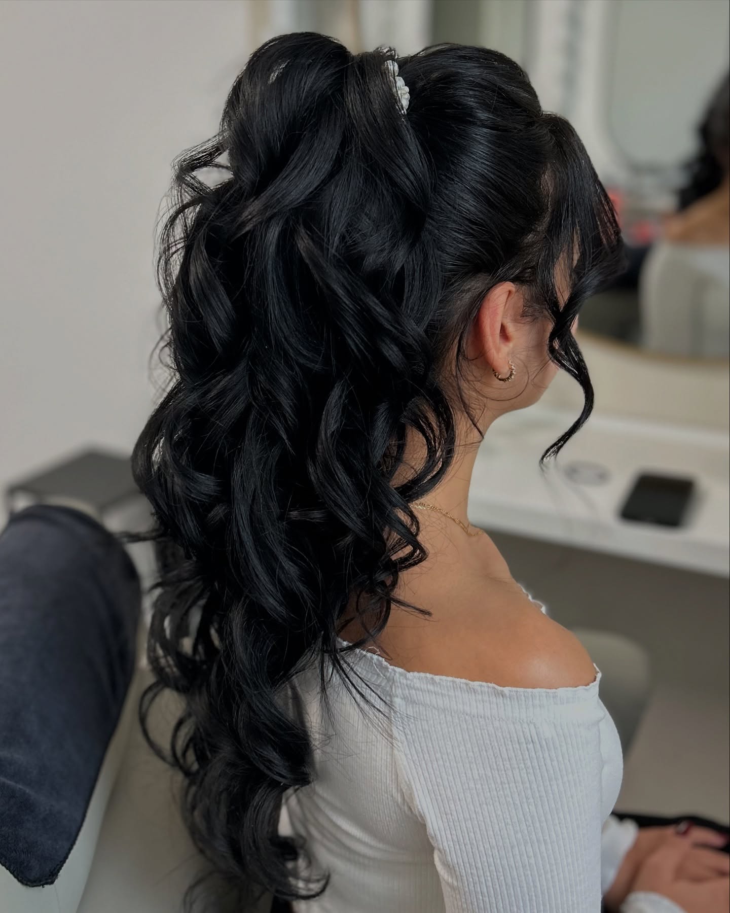 ✨ Eleganter Ponytail – Perfekt für deinen großen Auftritt! ✨
Voluminös, glamourös und absolut zeitlos! 💖 Ein hoher, lockiger Pferdeschwanz ist die perfekte Wahl, wenn du eine Frisur suchst, die modern, stilvoll und den ganzen Tag haltbar ist.
💡 Für wen ist dieser Look ideal?
✔ Bräute, die es elegant, aber praktisch mögen
✔ Gäste, die einen glamourösen Look wollen
✔ Perfekt für Hochzeiten, Gala-Abende oder besondere Anlässe
Der beste Teil? Mit dem richtigen Styling hält diese Frisur von früh bis spät – ohne Kompromisse! ✨
📍 Buche jetzt dein individuelles Styling und genieße einen Look, der dich strahlen lässt!
#ponytailgoals #hochzeitsfrisur #glamourhair #perfekterlook #elegantundmodern