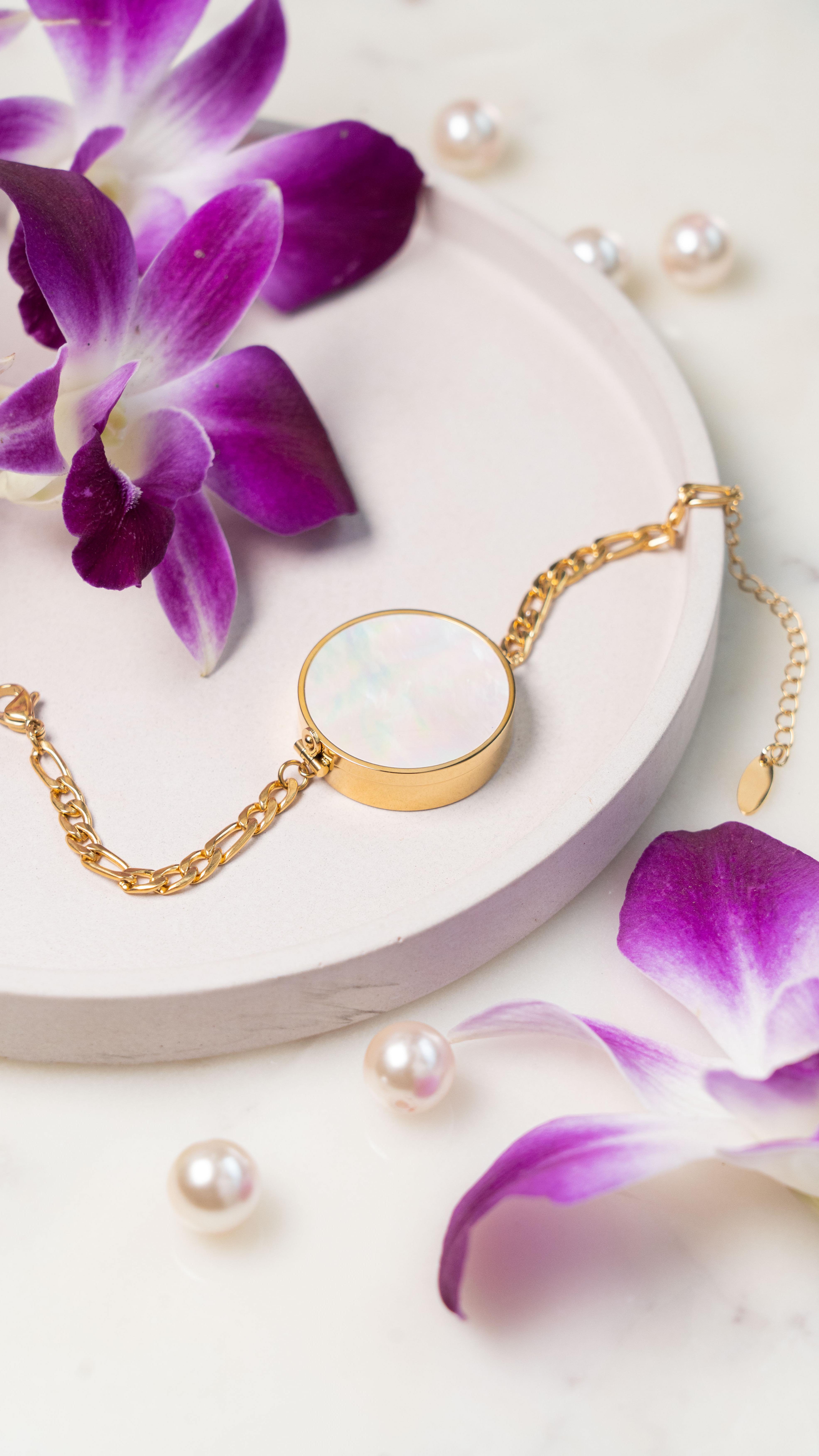 ✨ ‘I want it, I got it!’ ✨ Make every wish come true with our exclusive collection. Your dream accessory is just a click away! 💖 What bracelets are you adding to your collection now? 💫
#IWantItIGotIt #JewelryGoals #ShineBright#lipbalmbracelet#girls#lipbalm#trendy#accessories#demifine#jewellery#unique#wishlist#firstinindia#waterproof
Lip balm bracelet, I want it I got it, wishlist, exclusive, collection, first in India, Demifine, waterproof, jewellery