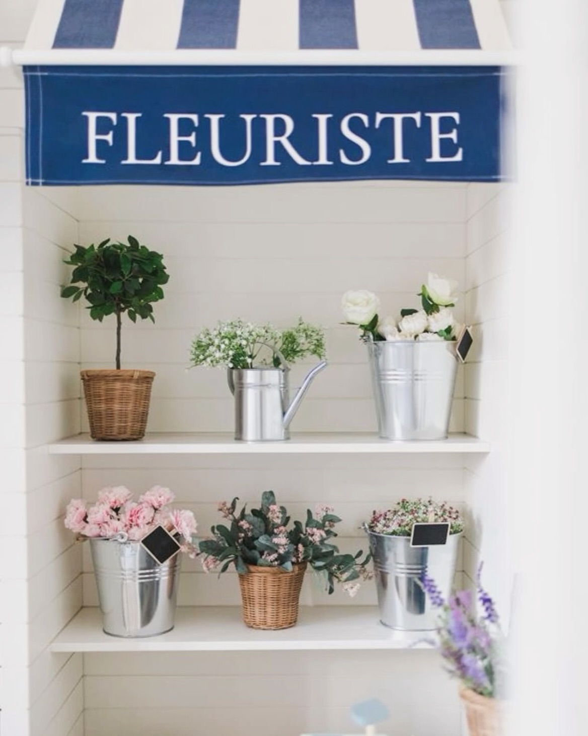 ✨ Quand un kids club devient une véritable expérience de marque
L’immersion est devenue un pilier des stratégies de marque, et @tartine.et.chocolat en offre un parfait exemple. Avec son kids club à @abbayedesvauxdecernay_hotel, la marque ne se contente pas d’un simple espace enfant : elle crée une véritable expérience sensorielle et ludique, où l’on plonge dans son univers.
▫️Une signature forte : Tartine et Chocolat ne se limite pas à poser son empreinte, elle crée un espace qui reflète son ADN élégant et intemporel.
▫️Une immersion subtile : Tout a été pensé pour évoquer un imaginaire raffiné : une épicerie, un café, un fleuriste, un espace motricité... autant de micro-expériences où l’enfant devient acteur de l’histoire.
▫️Un espace autonome : L’espace a été pensé pour fonctionner en accès libre, sans équipe en permanence. Une approche intelligente qui permet aux enfants de jouer accompagnés d’un parent. Une équipe est présente lors des week-ends et des vacances pour prendre en charge les enfants et leur faire vivre une expérience complète.
◽️Un lieu d’exception pour une expérience familiale globale : Ce qui fait la force de l’Abbaye des Vaux-de-Cernay, c’est aussi la diversité des activités proposées. Balades à vélo, promenades en barque, ferme pédagogique, piscine… Un cadre idyllique pour des souvenirs inoubliables en famille .
Un grand bravo aux équipes pour cette réalisation inspirante ! Ce concept illustre parfaitement le potentiel des espaces enfants et d’un parcours famille exceptionnel.
📢 Les expériences immersives sont plus que jamais au cœur des stratégies des marques. Et si demain, les Kids clubs devenaient des espaces signatures à part entière ?
#ExpérienceImmersive #ExpérienceDeMarque #VoyageEnFamille #Kidshospitality #StratégieDeMarque