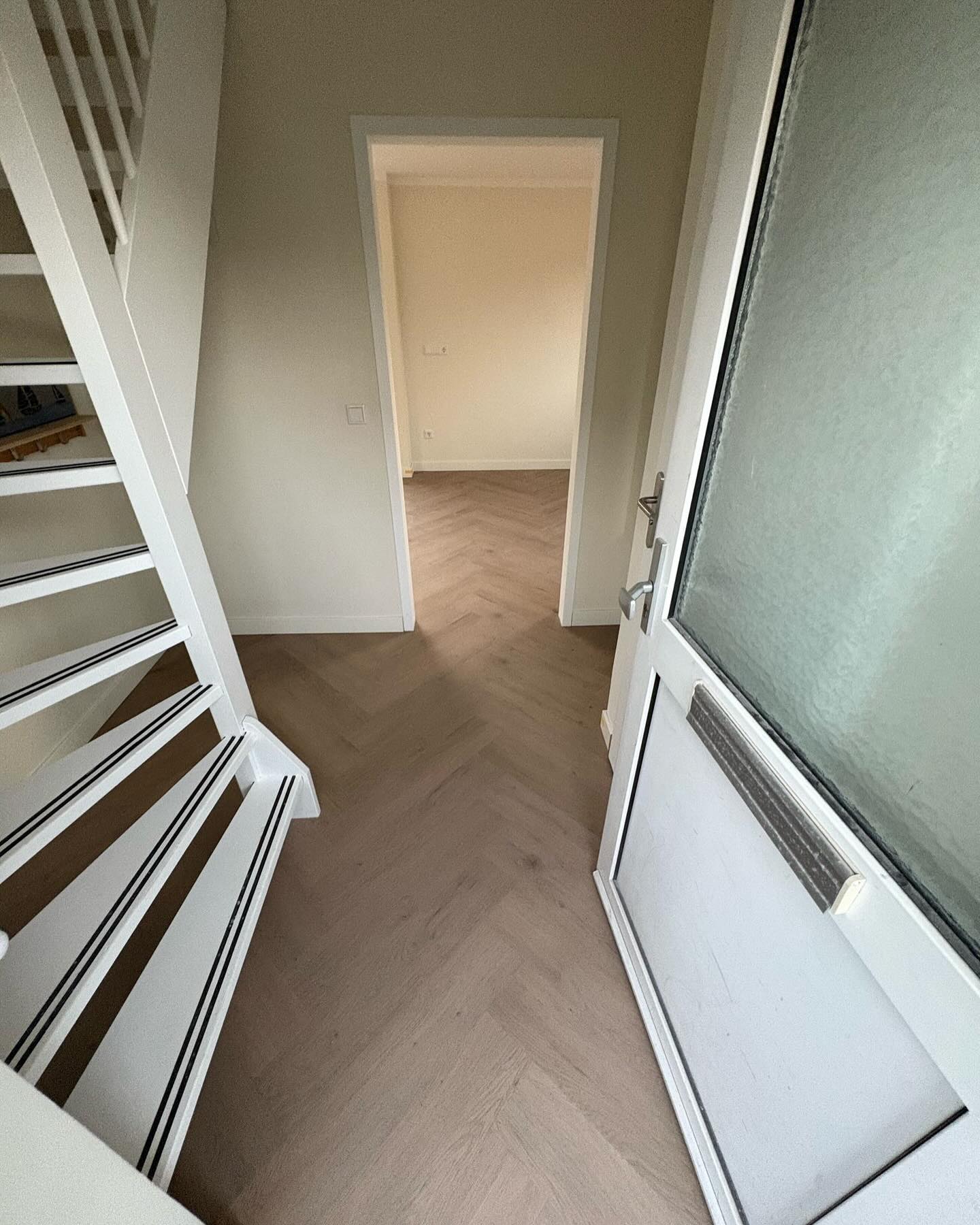 Nu ook met vloer 😎🤩🥳 #deltageul26 #vakantiehuisje #noordzeepark #verbouwing #lifeisbetteratthebeach #ouddorpstrand #beachlife #spring2025 #urlaubinholland #zeeland #summervloerencentrale #strandvakantie