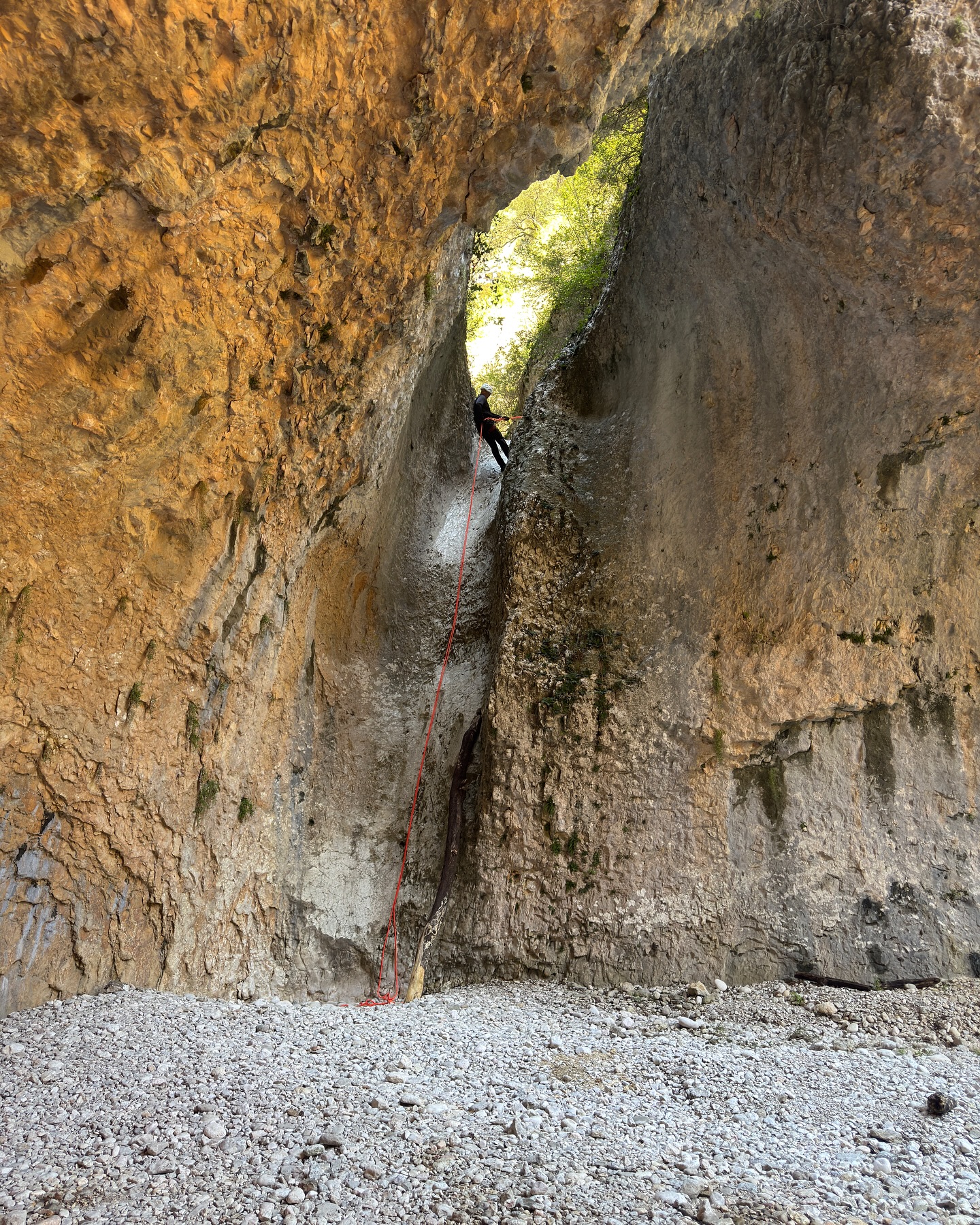 Barranco del #basender , una actividad top para los días más fríos en un entorno espectacular. Con gente agradable y huyendo del mal tiempo, siempre hay opciones interesantes cerca de Ainsa.
.
.
.
¡Reserva tu actividad en la naturaleza con canyoneers!