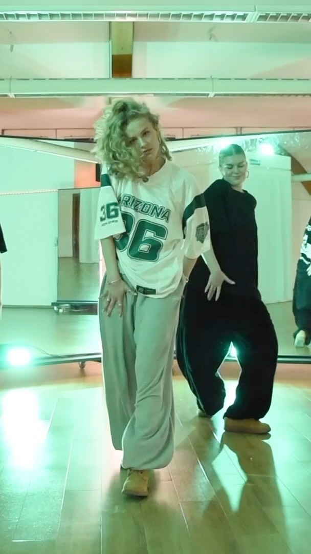 Another combo dancing with the girls 🐸
Should we drop?
Choreography: @thisisgoaldigger
Dancers: @nastia_0066 @pashkulka
Song: @jombriel @ryancastrro - Parte & Choke
Studio: @empire.dance.vienna
Video: @chris.alvar