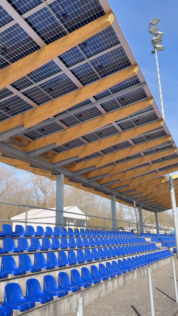 Tribünendach fertiggestellt!
Mit der neuen Tribünenüberdachung auf der Bezirkssportanlage Mainz ist ein Schritt zur Verbesserung der Sportinfrastruktur der Stadt Mainz gelungen. Der Bauherr hat hiermit Weitsicht bewiesen: Der für den Sportplatzbetrieb essenzielle Sonnen- und Wetterschutz wurde mit einer nachhaltigen Energiegewinnung durch Photovoltaik kombiniert – eine Lösung, die sowohl ökologisch als auch funktional überzeugt. ☀️